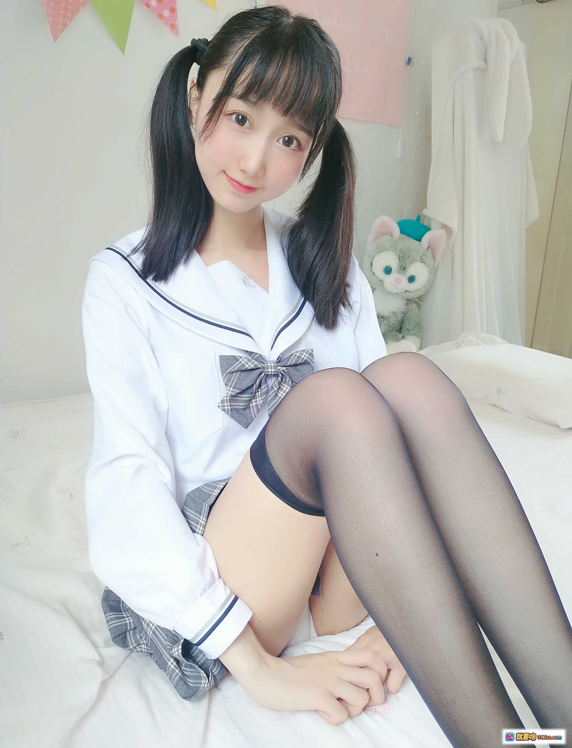 图片[4] - 木绵绵OwO NO.051 灰格子JK黑丝美腿特写 丝袜脚踝细节 白床纯欲风写真 21P高清图集 - 就要吻