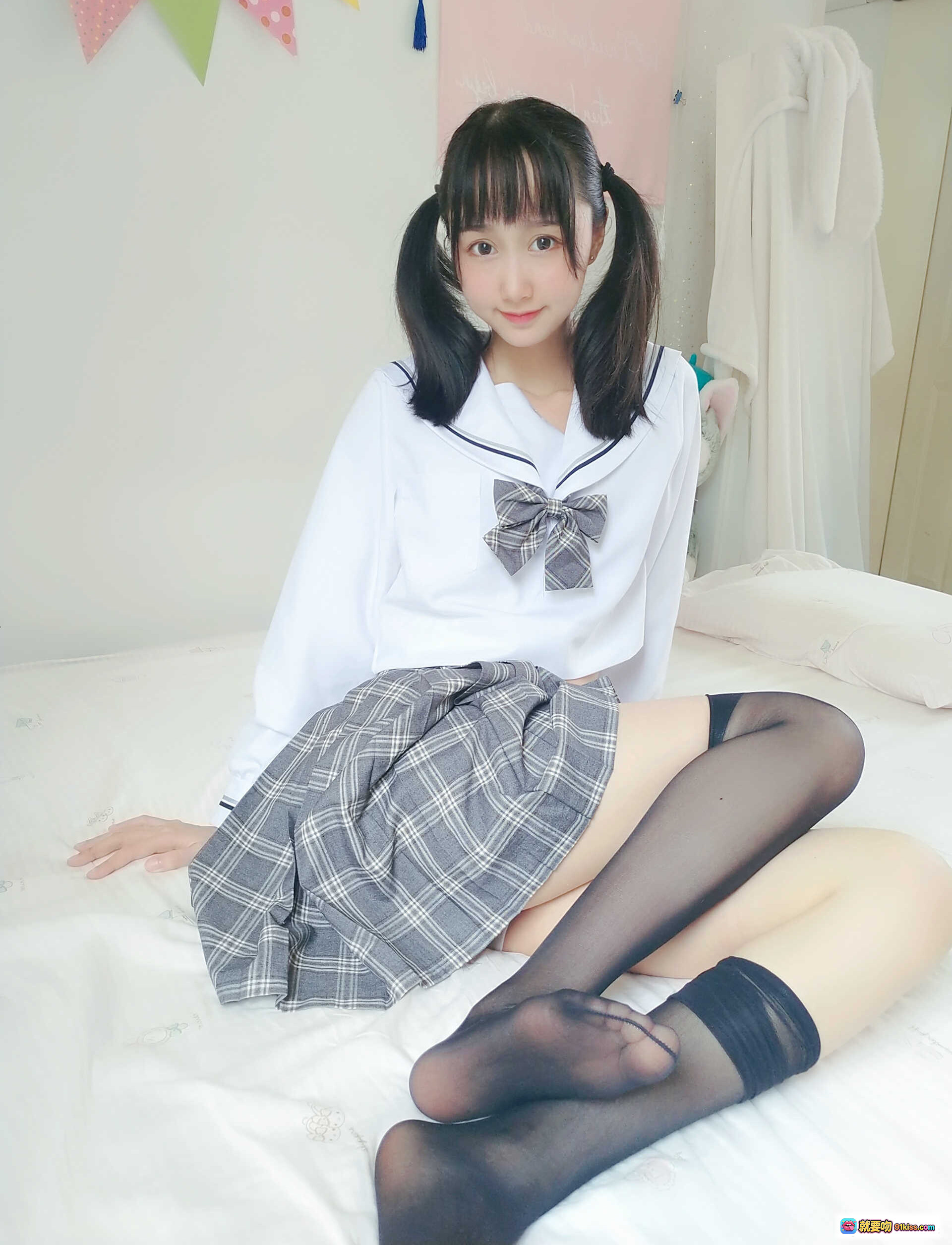 图片[9] - 木绵绵OwO NO.051 灰格子JK黑丝美腿特写 丝袜脚踝细节 白床纯欲风写真 21P高清图集 - 就要吻