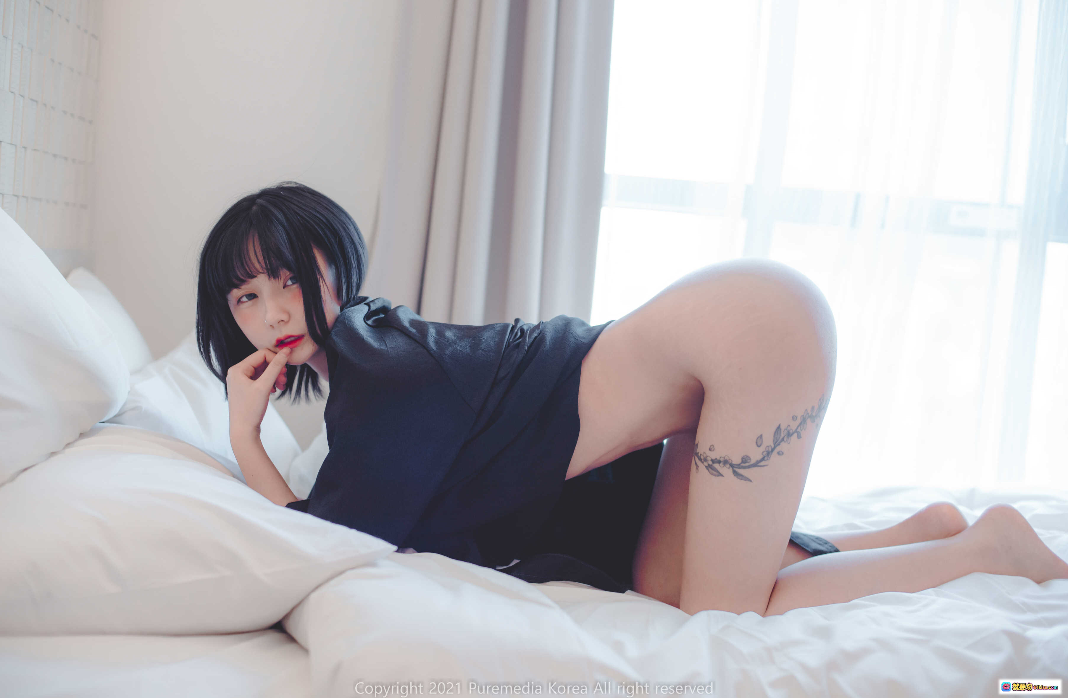 图片[2] - 韩国妹子Hizzy 5 – PURE MEDIA VOL.79 纹身少女床上写真 黑发短发 白T恤 黑色束缚带 手脚铐 时尚性感私房照 - 就要吻