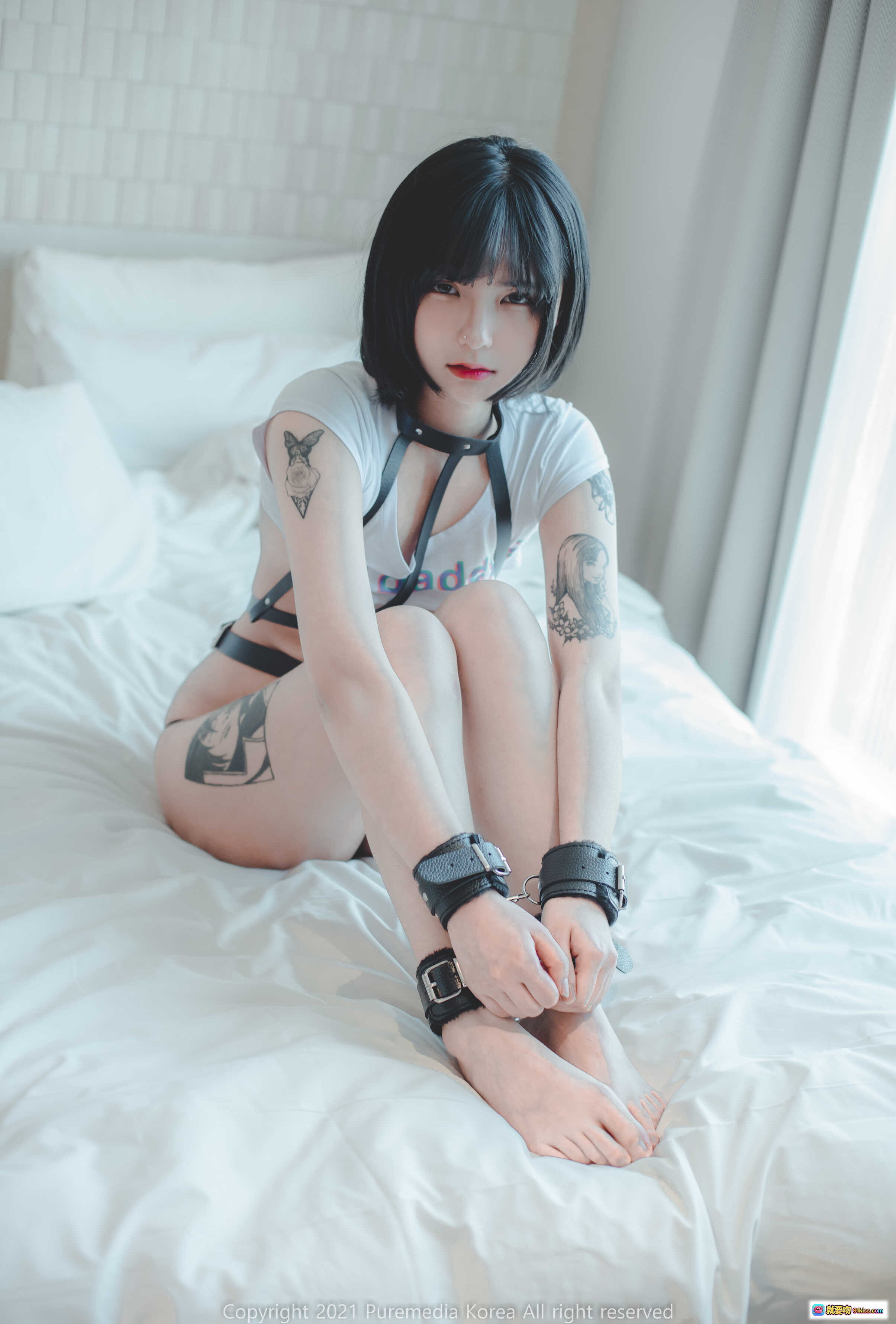 韩国妹子Hizzy 5 – PURE MEDIA VOL.79 纹身少女床上写真 黑发短发 白T恤 黑色束缚带 手脚铐 时尚性感私房照 - 就要吻