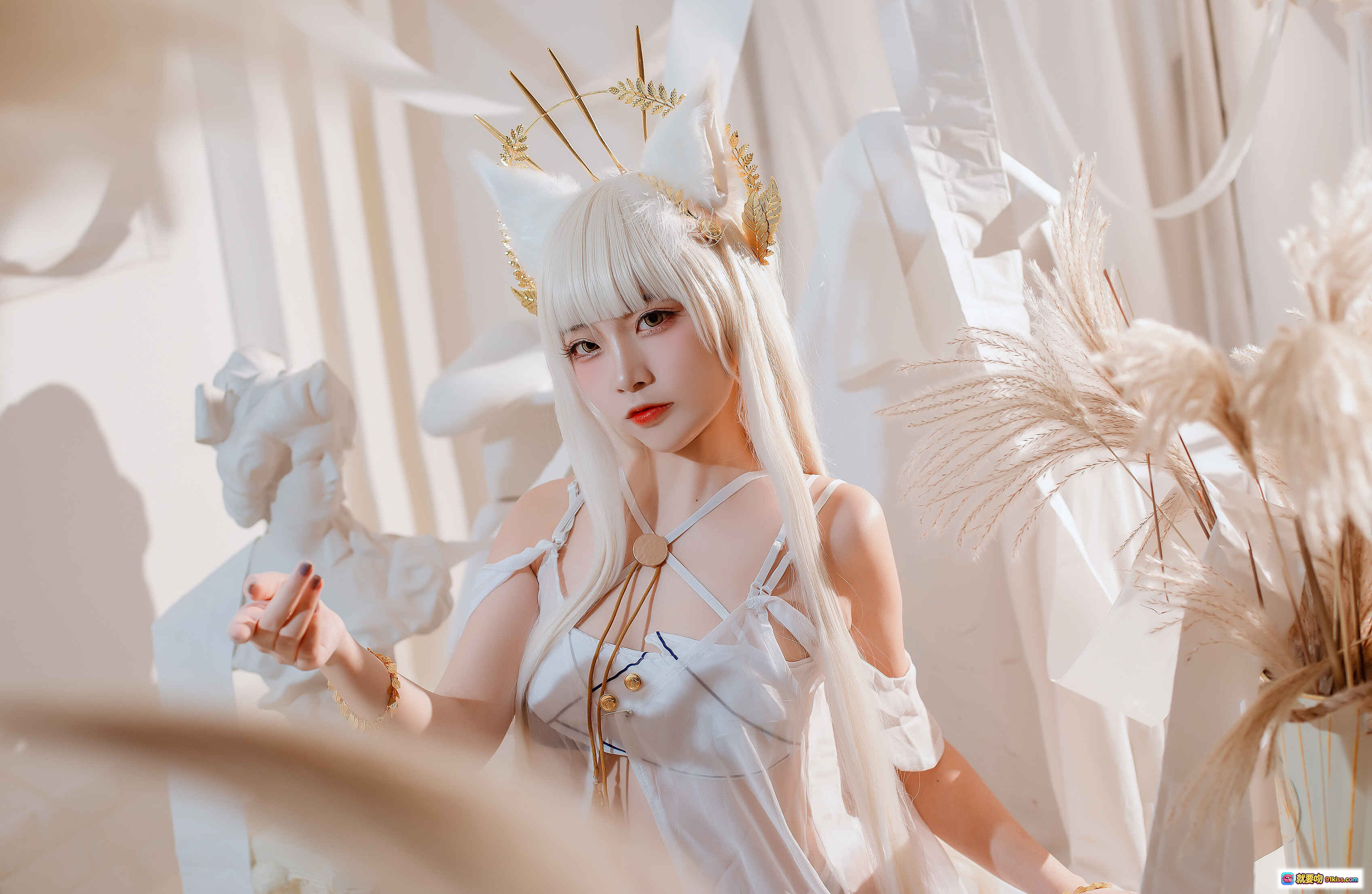 图片[9] - 二佐Nisa NO.100 方舟白金泳装Cosplay 精美头饰 白发天使造型 唯美室内布景 高清写真16P - 就要吻