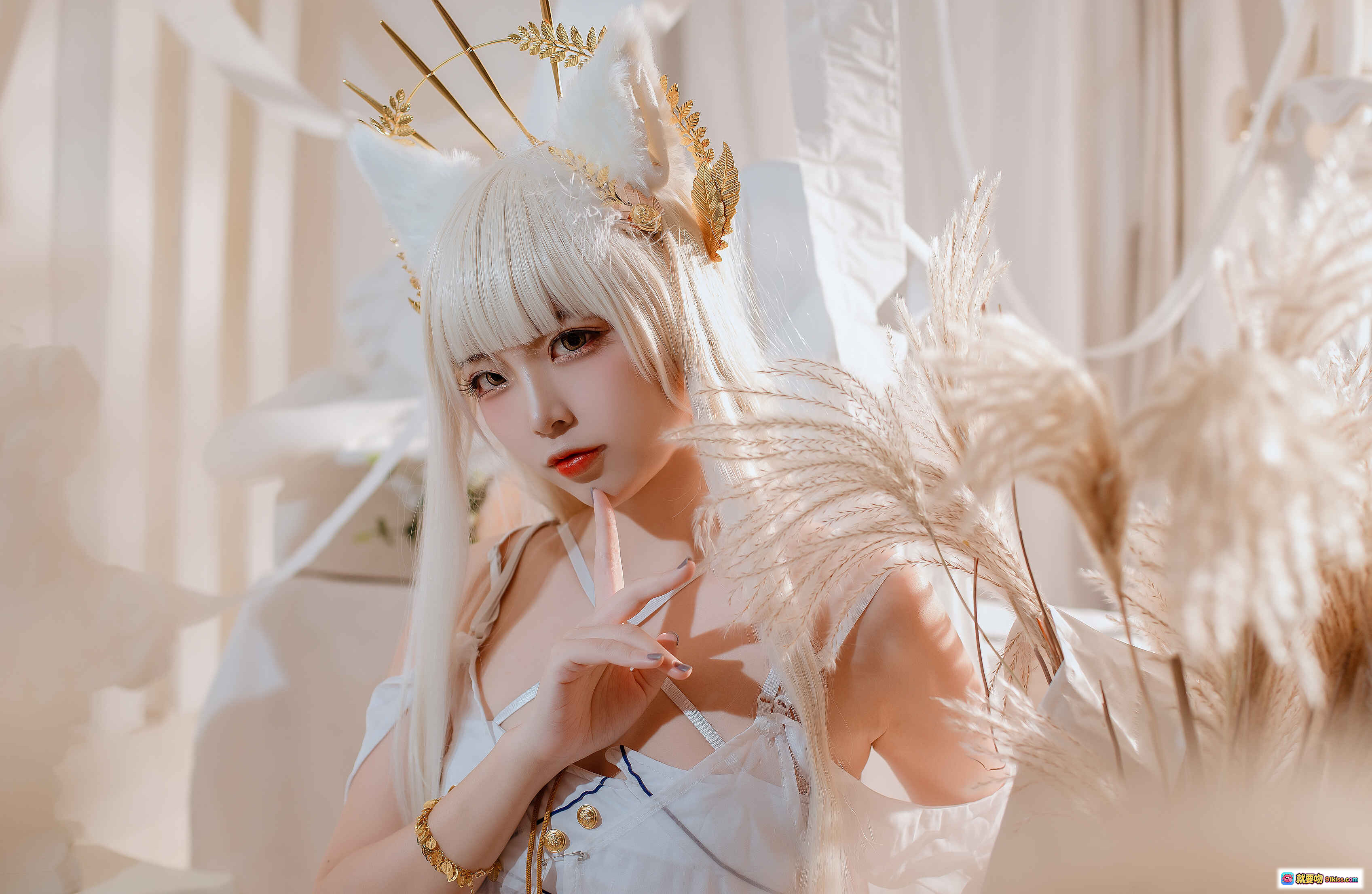 图片[2] - 二佐Nisa NO.100 方舟白金泳装Cosplay 精美头饰 白发天使造型 唯美室内布景 高清写真16P - 就要吻