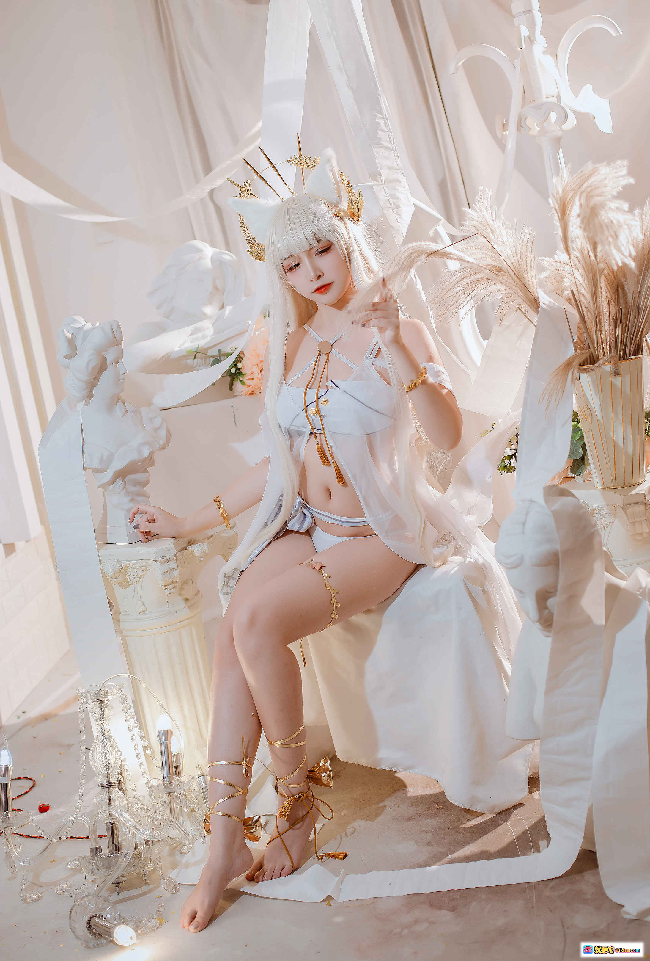 图片[8] - 二佐Nisa NO.100 方舟白金泳装Cosplay 精美头饰 白发天使造型 唯美室内布景 高清写真16P - 就要吻