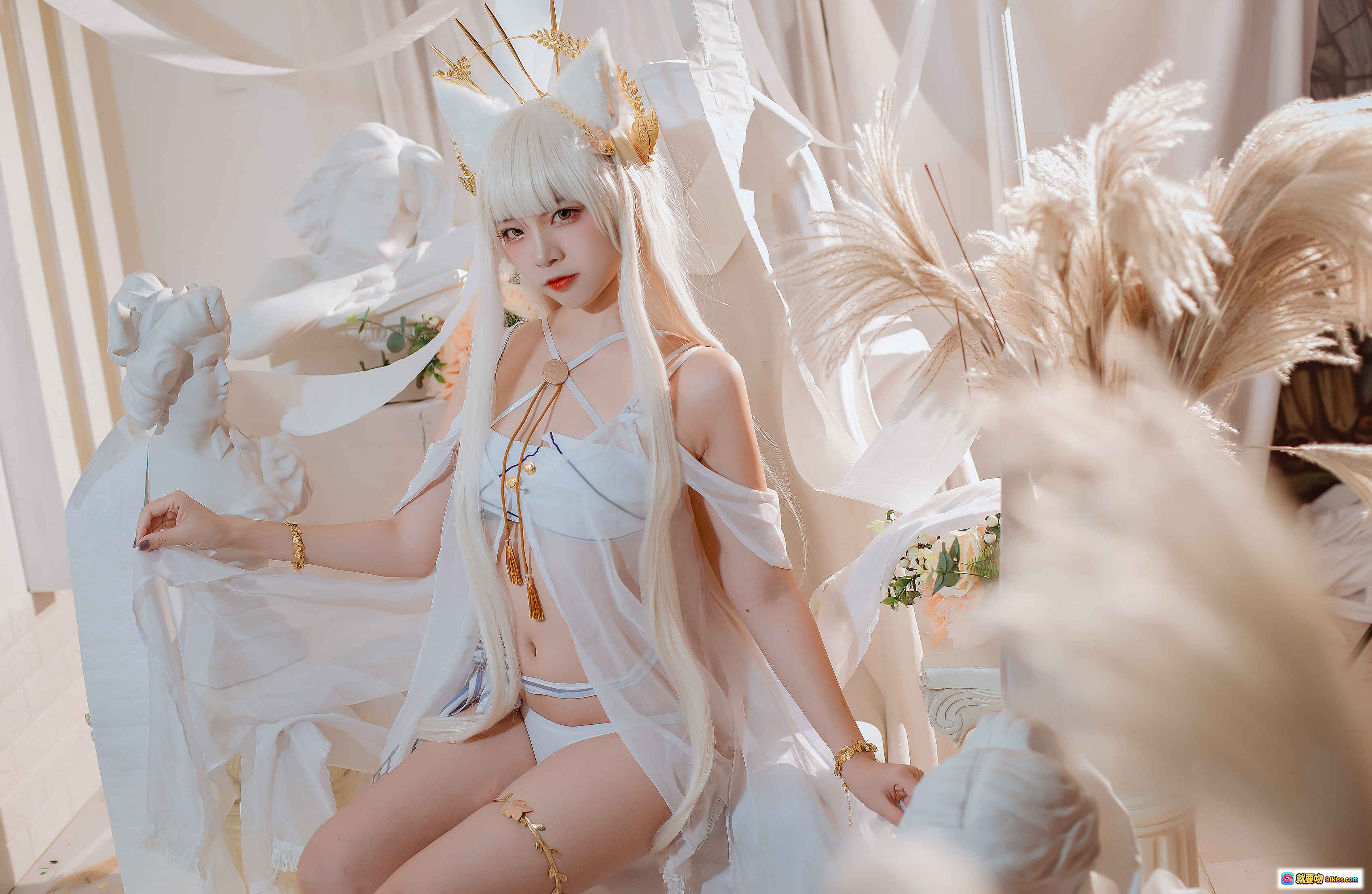 图片[5] - 二佐Nisa NO.100 方舟白金泳装Cosplay 精美头饰 白发天使造型 唯美室内布景 高清写真16P - 就要吻