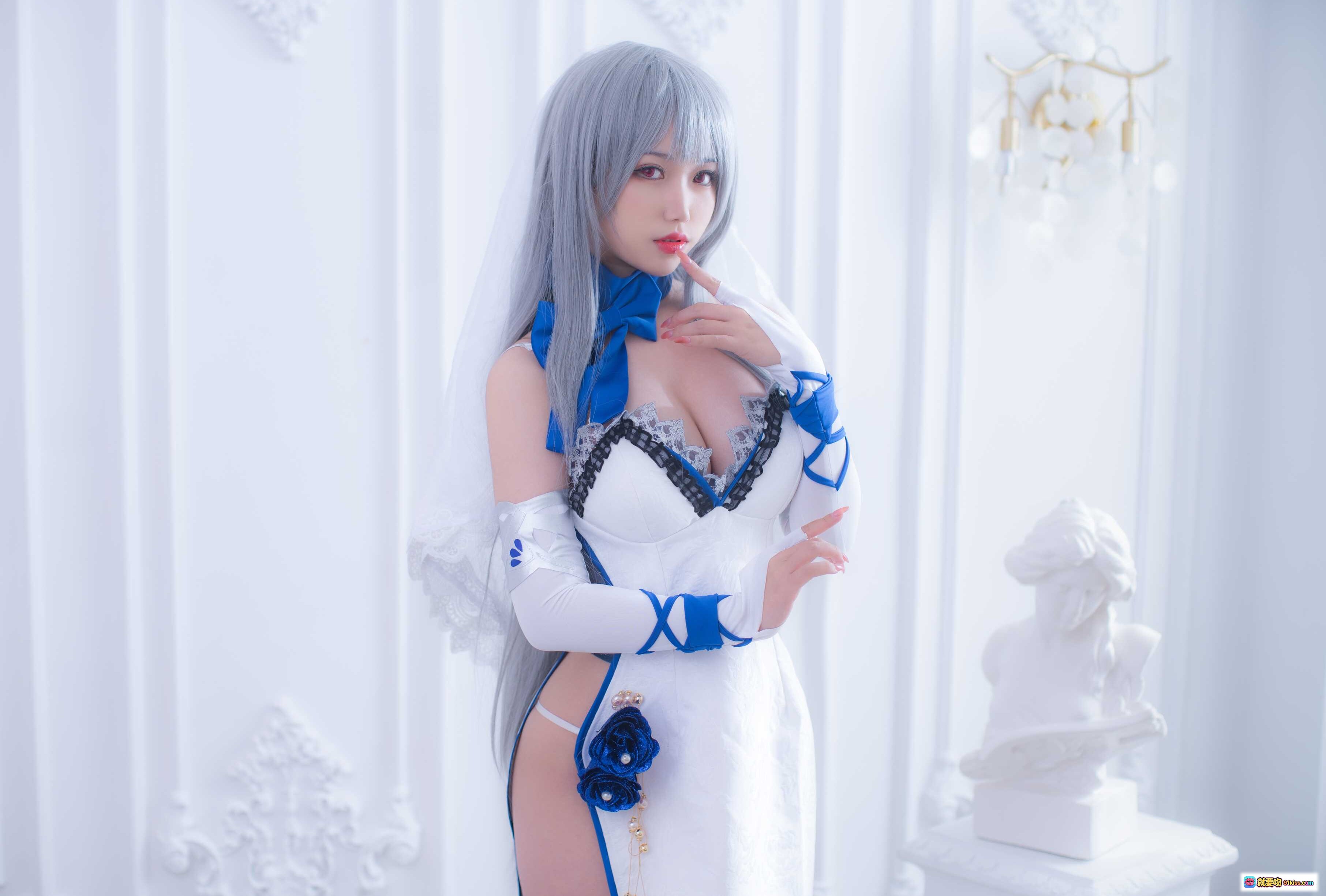 图片[8] - 芋圆侑子NO.018路易九世礼服Cosplay 白蓝配色高开叉婚纱造型 银发红瞳精致妆容 手套蝴蝶结装饰 12P高清写真 - 就要吻
