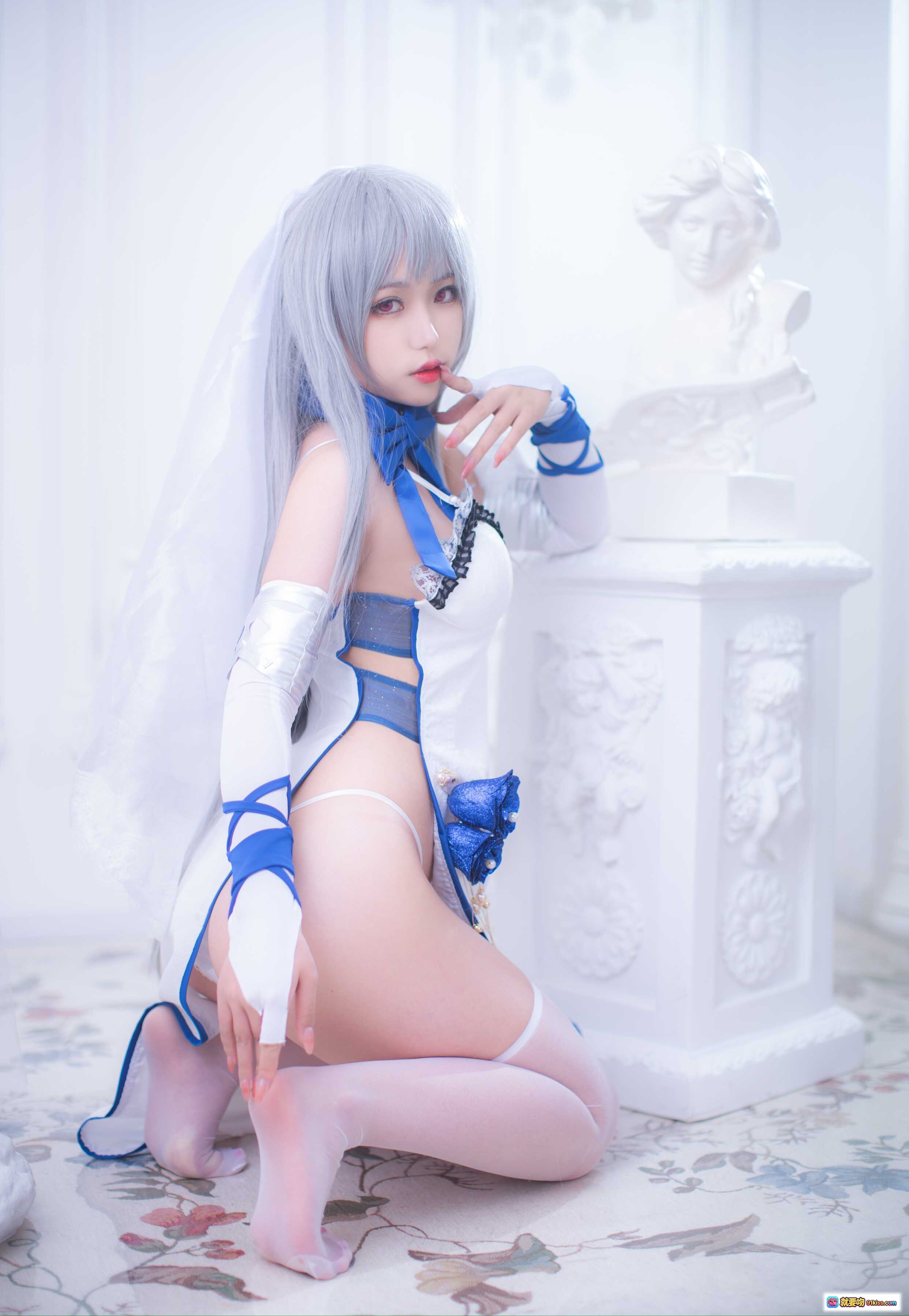 图片[6] - 芋圆侑子NO.018路易九世礼服Cosplay 白蓝配色高开叉婚纱造型 银发红瞳精致妆容 手套蝴蝶结装饰 12P高清写真 - 就要吻
