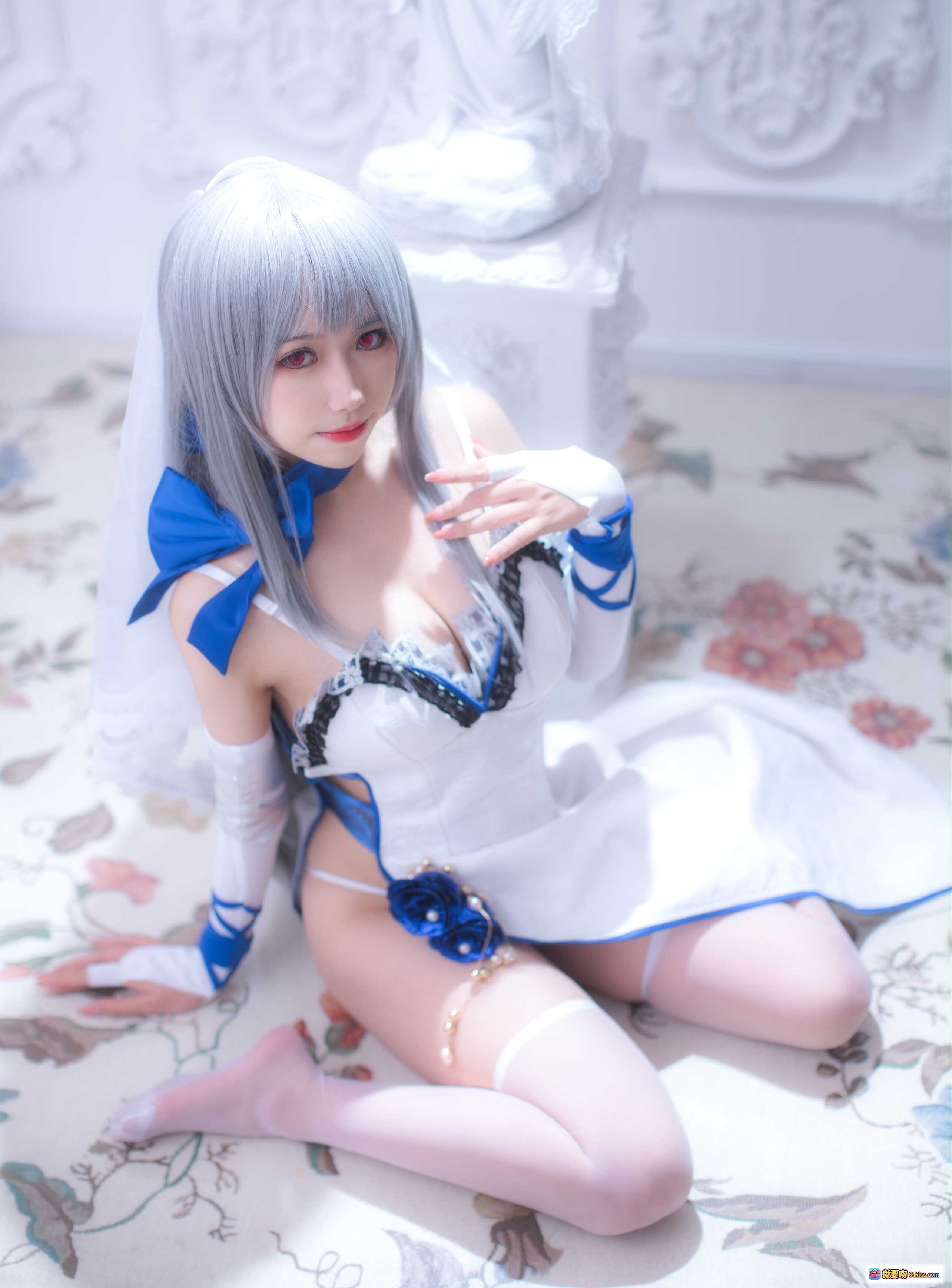图片[2] - 芋圆侑子NO.018路易九世礼服Cosplay 白蓝配色高开叉婚纱造型 银发红瞳精致妆容 手套蝴蝶结装饰 12P高清写真 - 就要吻