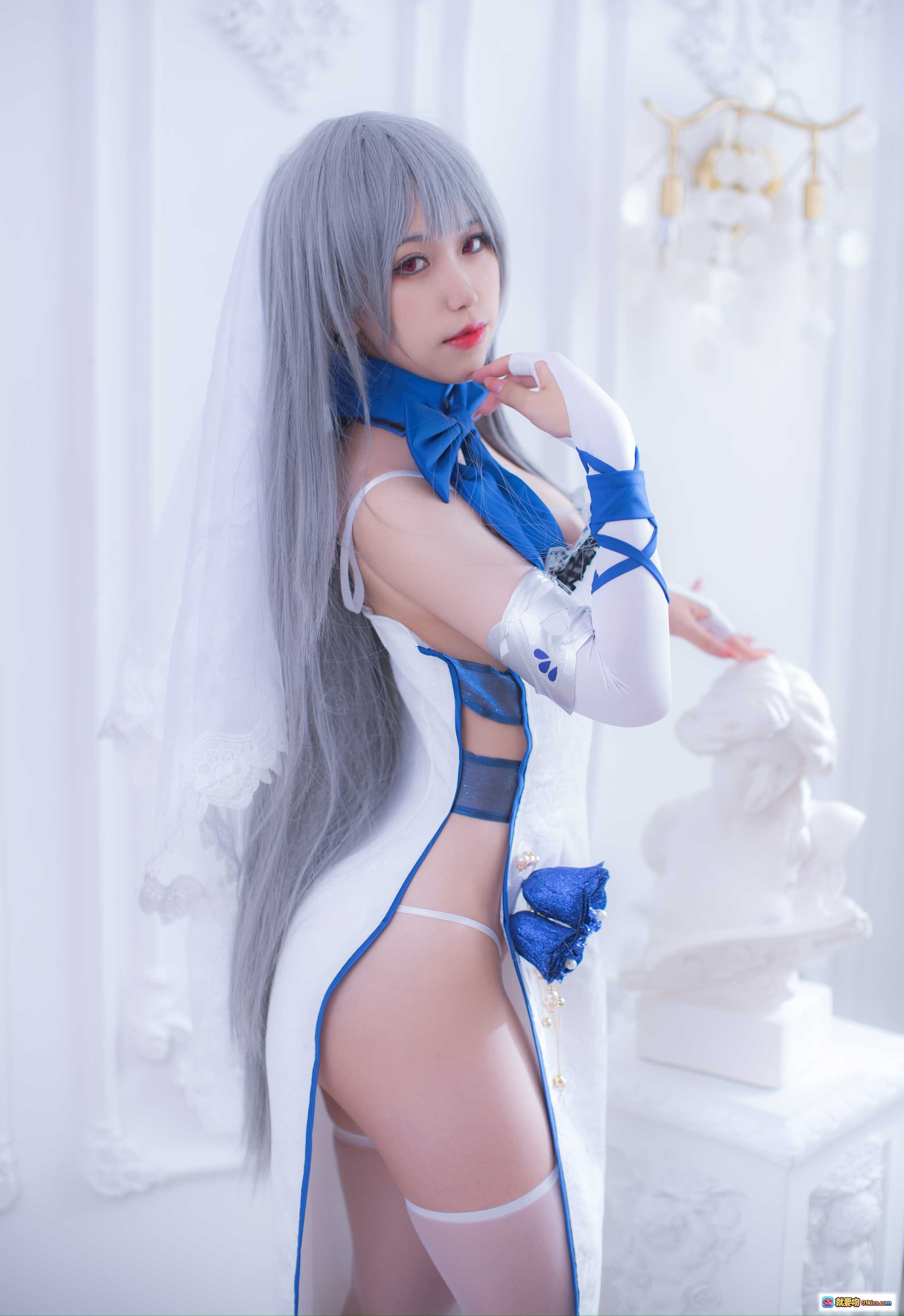 图片[9] - 芋圆侑子NO.018路易九世礼服Cosplay 白蓝配色高开叉婚纱造型 银发红瞳精致妆容 手套蝴蝶结装饰 12P高清写真 - 就要吻