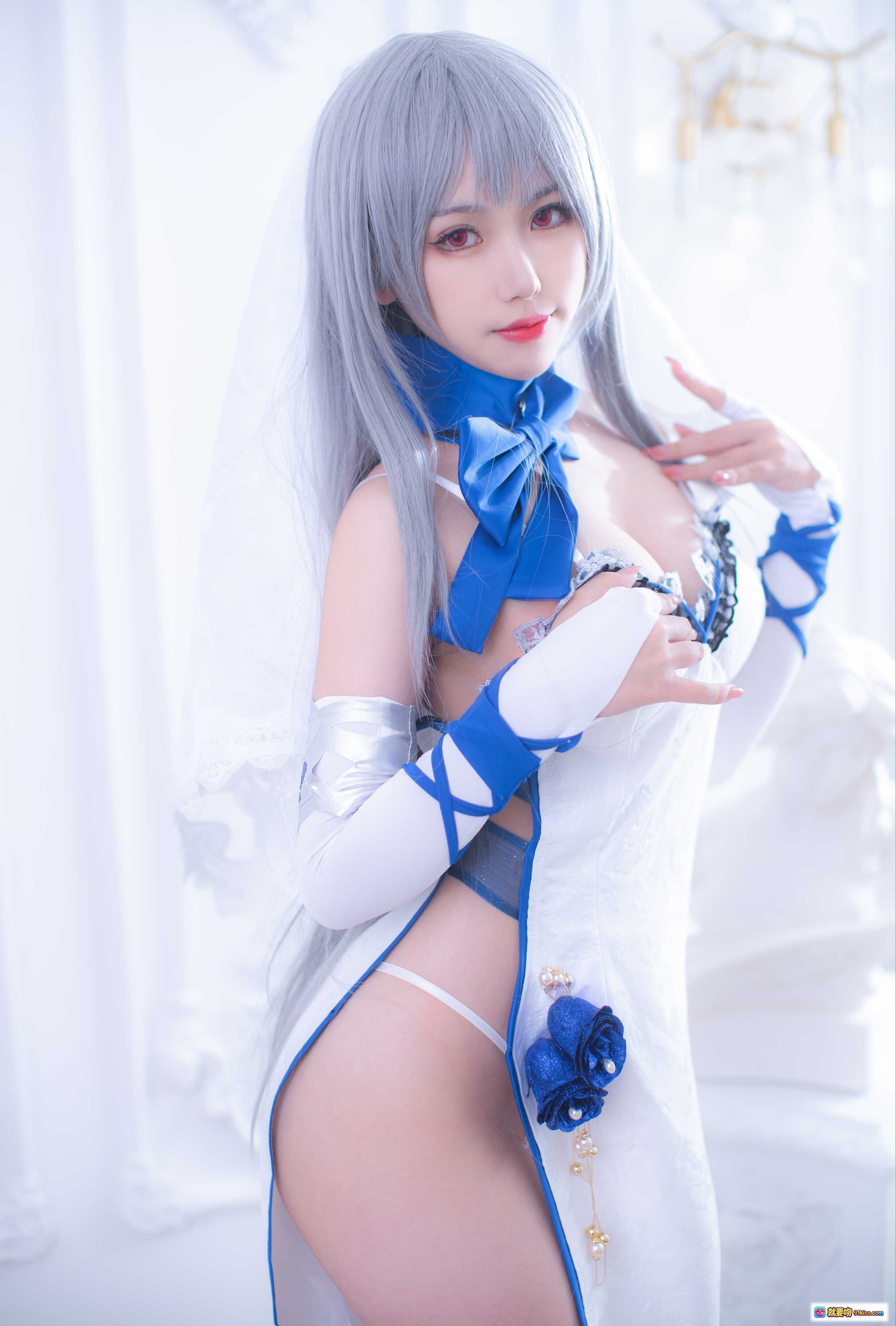 图片[1] - 芋圆侑子NO.018路易九世礼服Cosplay 白蓝配色高开叉婚纱造型 银发红瞳精致妆容 手套蝴蝶结装饰 12P高清写真 - 就要吻