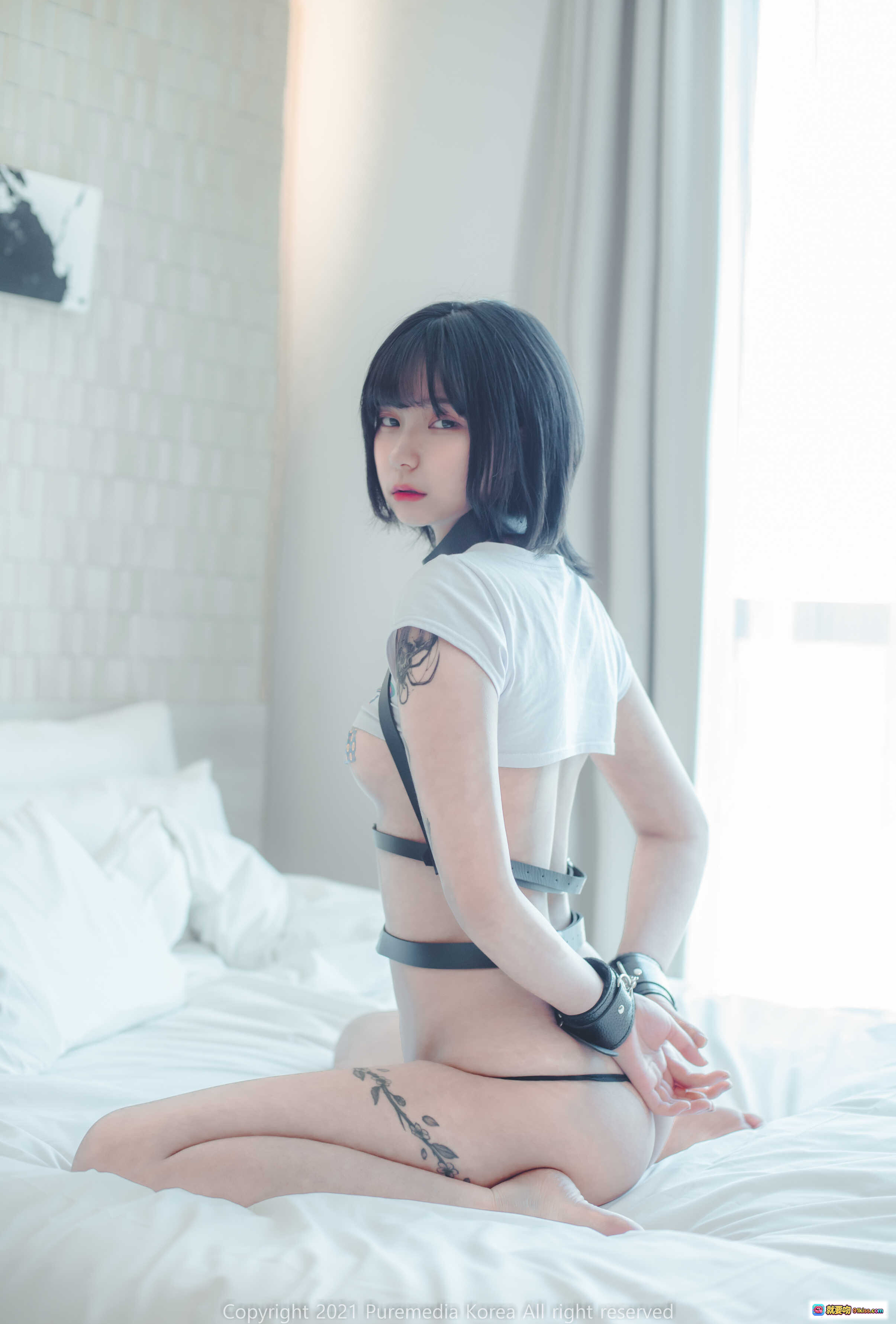 图片[10] - 韩国妹子Hizzy 5裸身躺床写真 – PURE MEDIA VOL.79 纹身手铐白床单自然光私房美图 - 就要吻