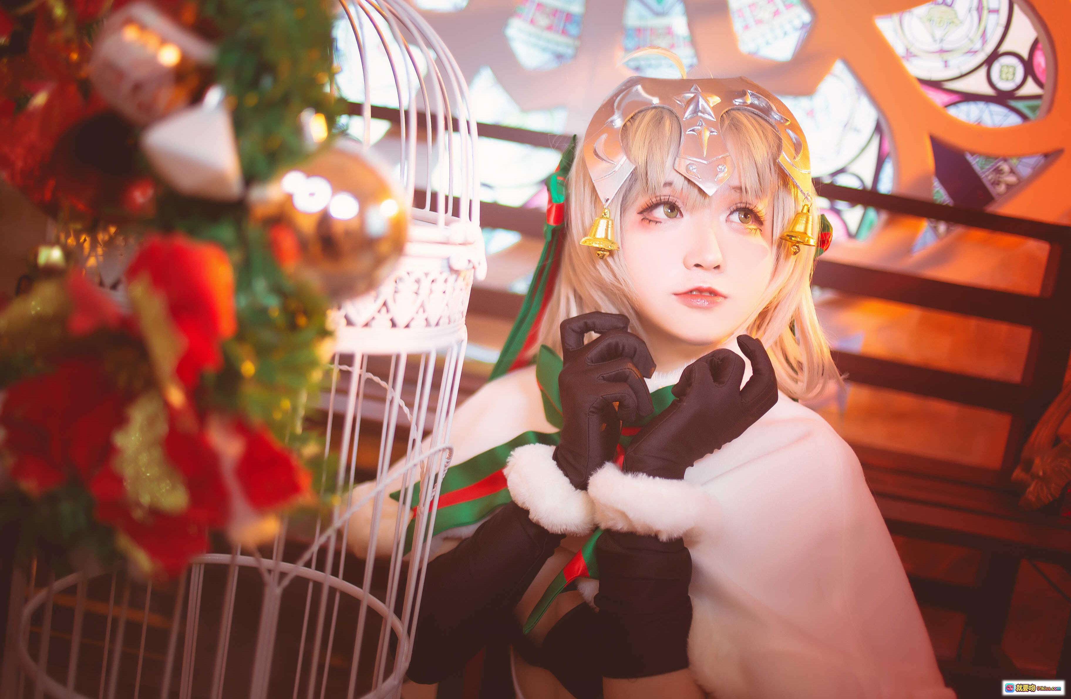 图片[7] - 贞德圣诞cosplay写真｜白色毛绒外套+红绿蝴蝶结+雪人头饰+彩色玻璃窗背景+节日装饰氛围感 - 就要吻