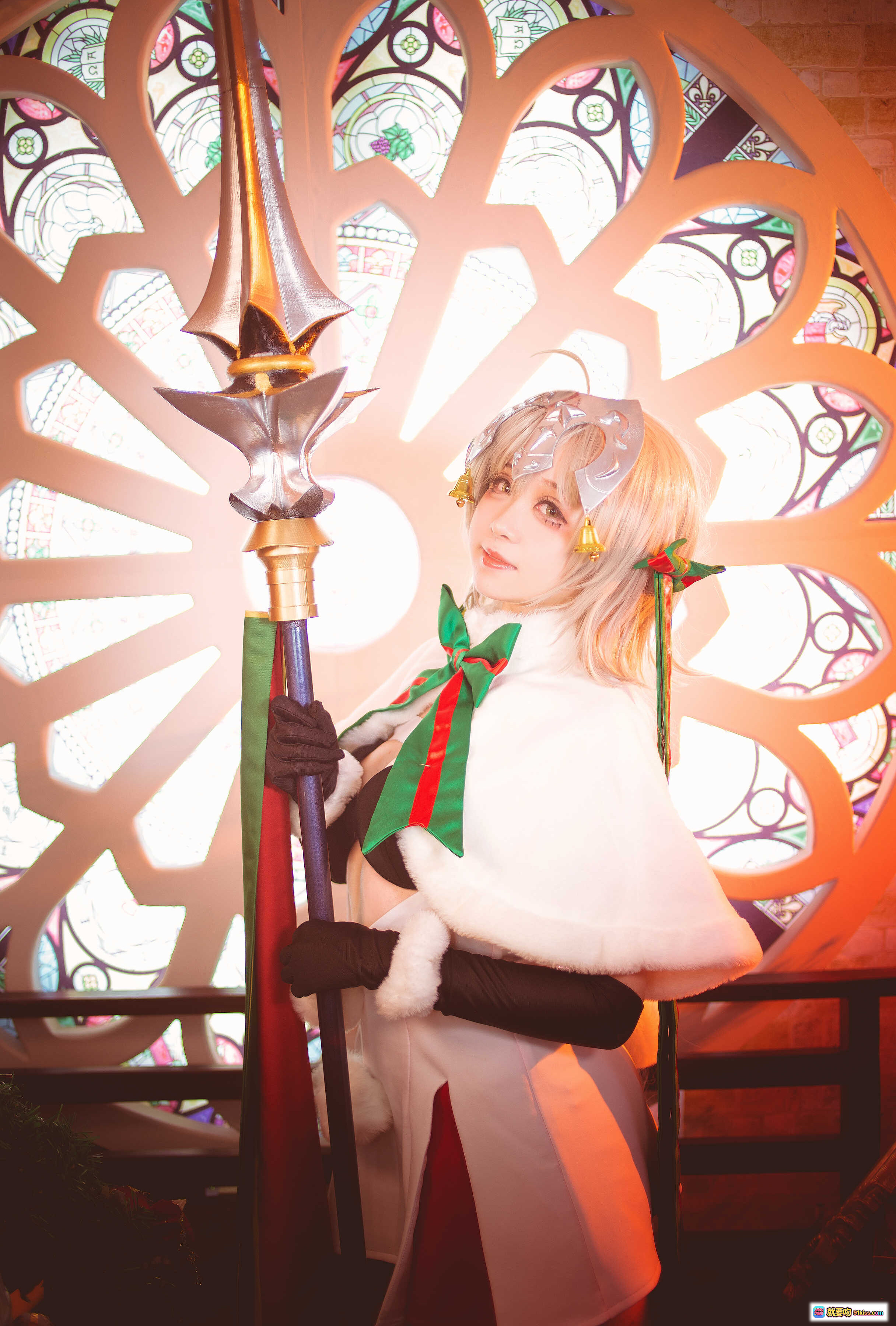 图片[4] - 贞德圣诞cosplay写真｜白色毛绒外套+红绿蝴蝶结+雪人头饰+彩色玻璃窗背景+节日装饰氛围感 - 就要吻