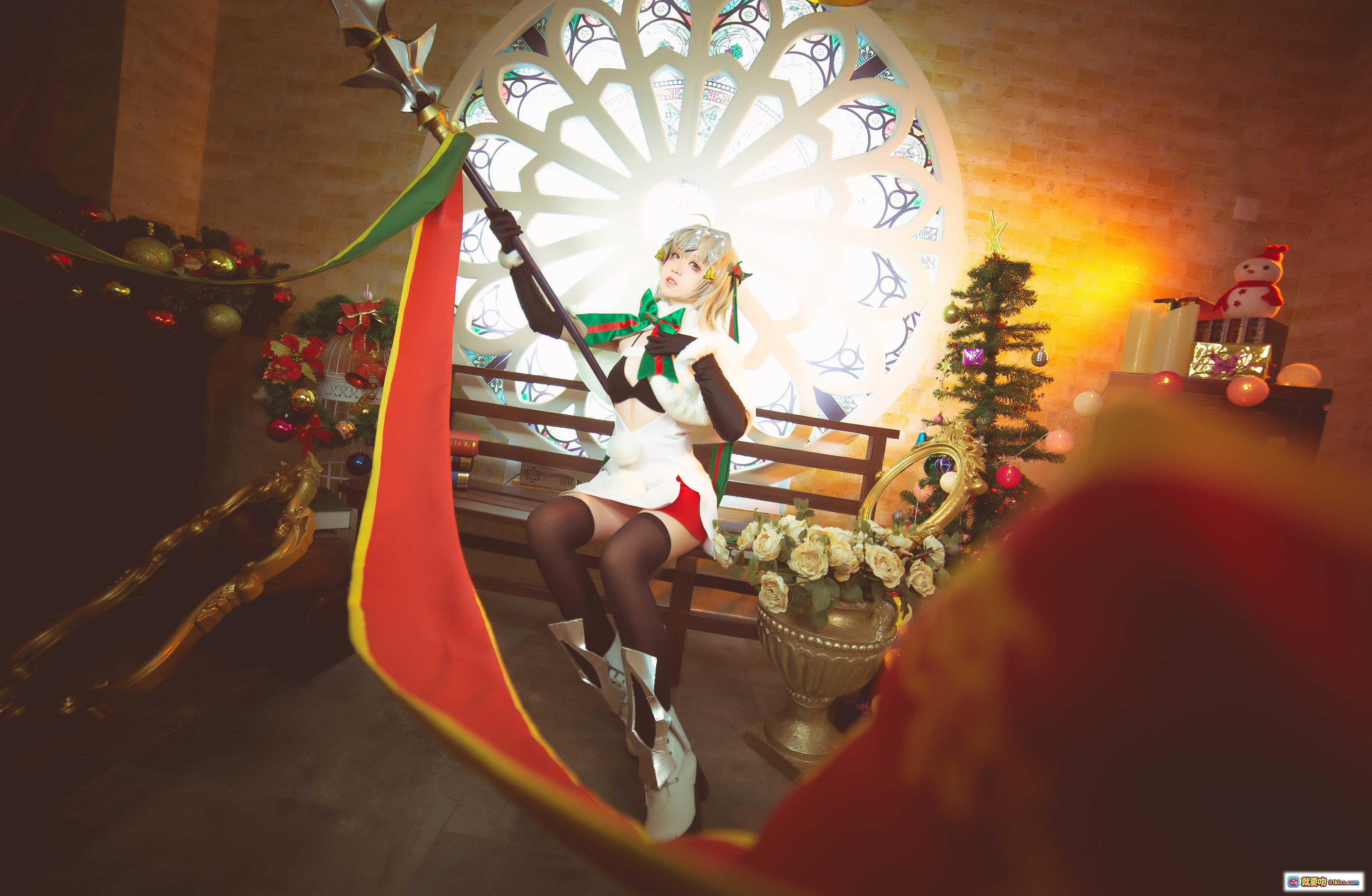 图片[2] - 贞德圣诞cosplay写真｜白色毛绒外套+红绿蝴蝶结+雪人头饰+彩色玻璃窗背景+节日装饰氛围感 - 就要吻
