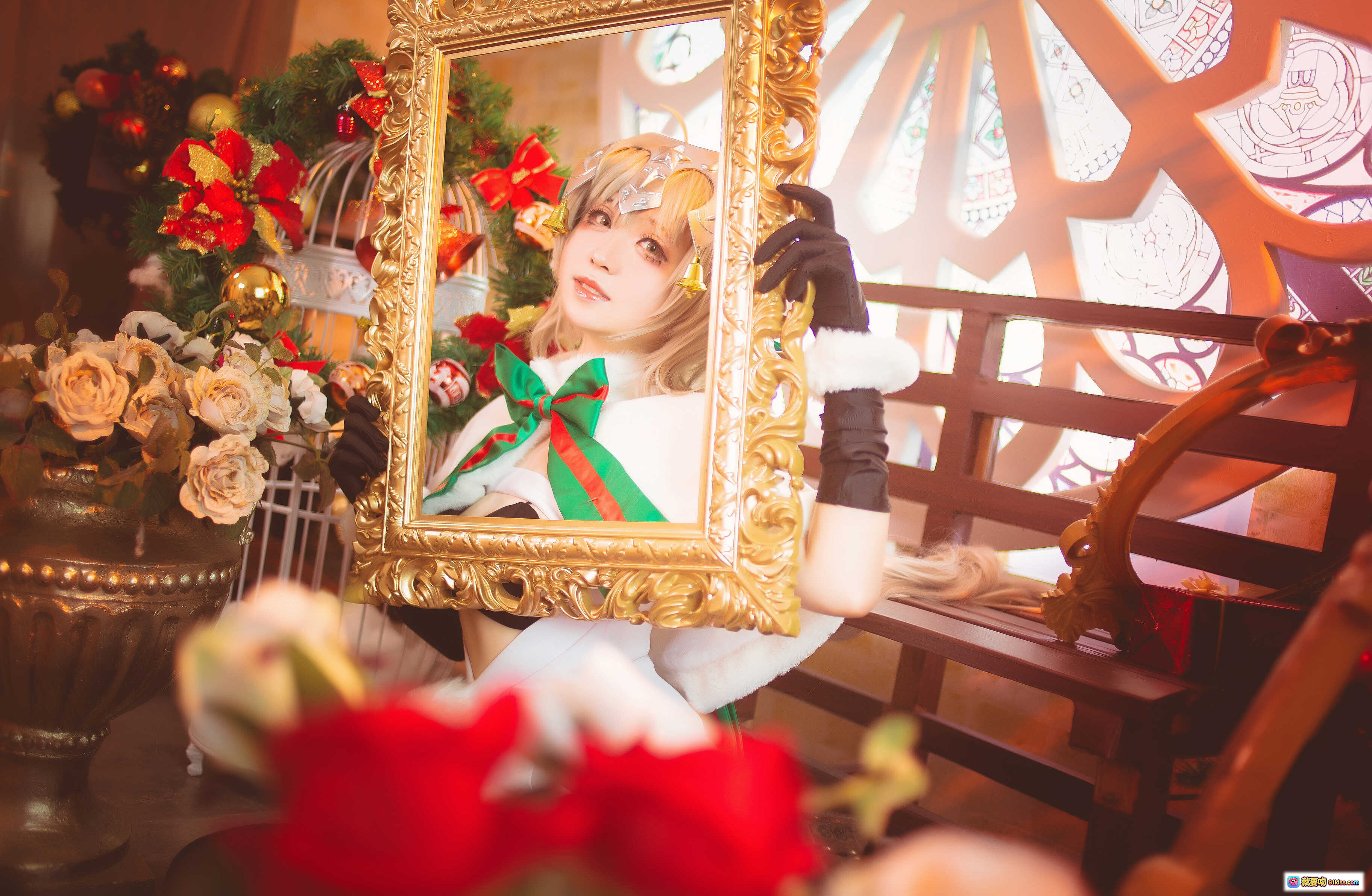 图片[9] - 贞德圣诞cosplay写真｜白色毛绒外套+红绿蝴蝶结+雪人头饰+彩色玻璃窗背景+节日装饰氛围感 - 就要吻