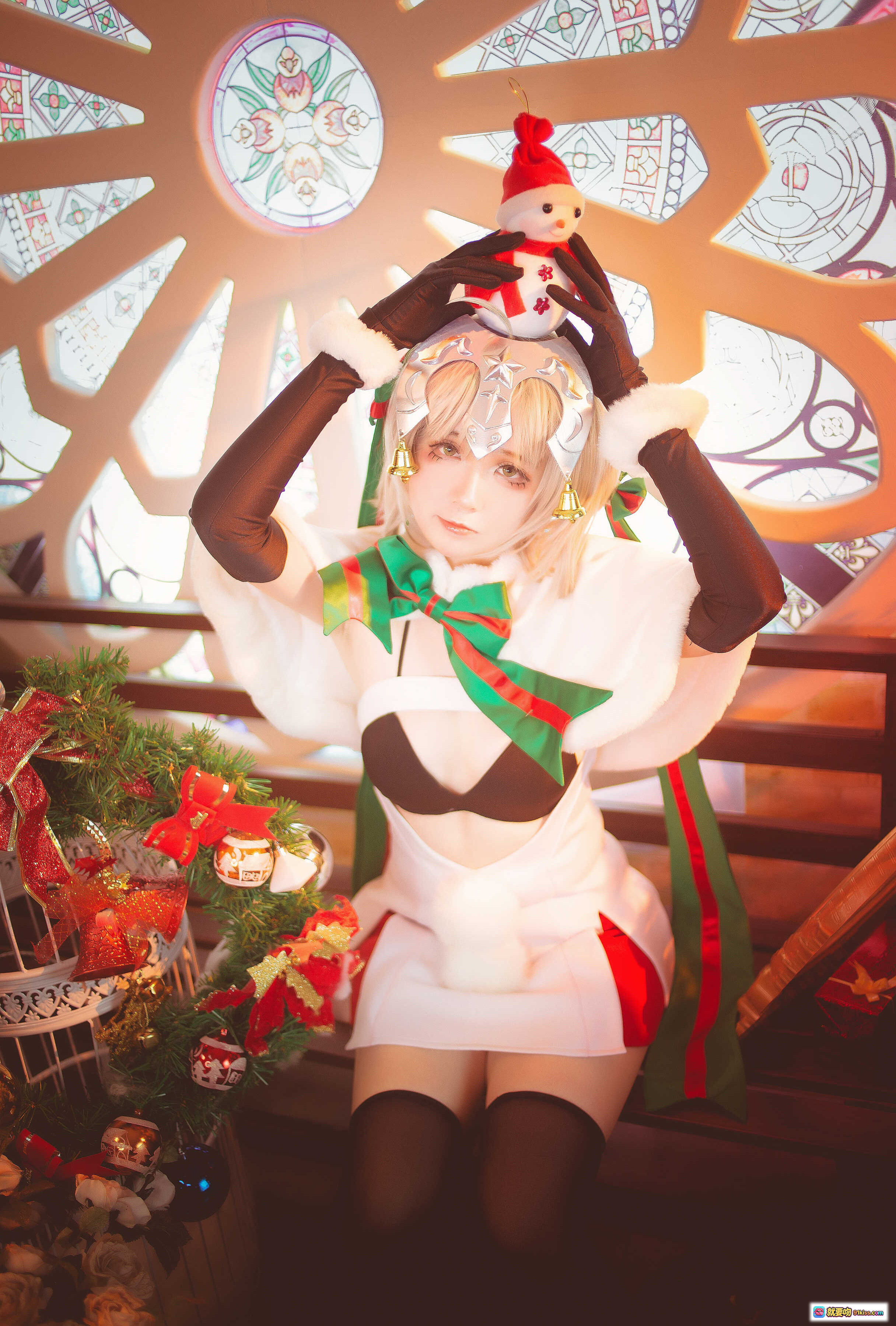 图片[1] - 贞德圣诞cosplay写真｜白色毛绒外套+红绿蝴蝶结+雪人头饰+彩色玻璃窗背景+节日装饰氛围感 - 就要吻