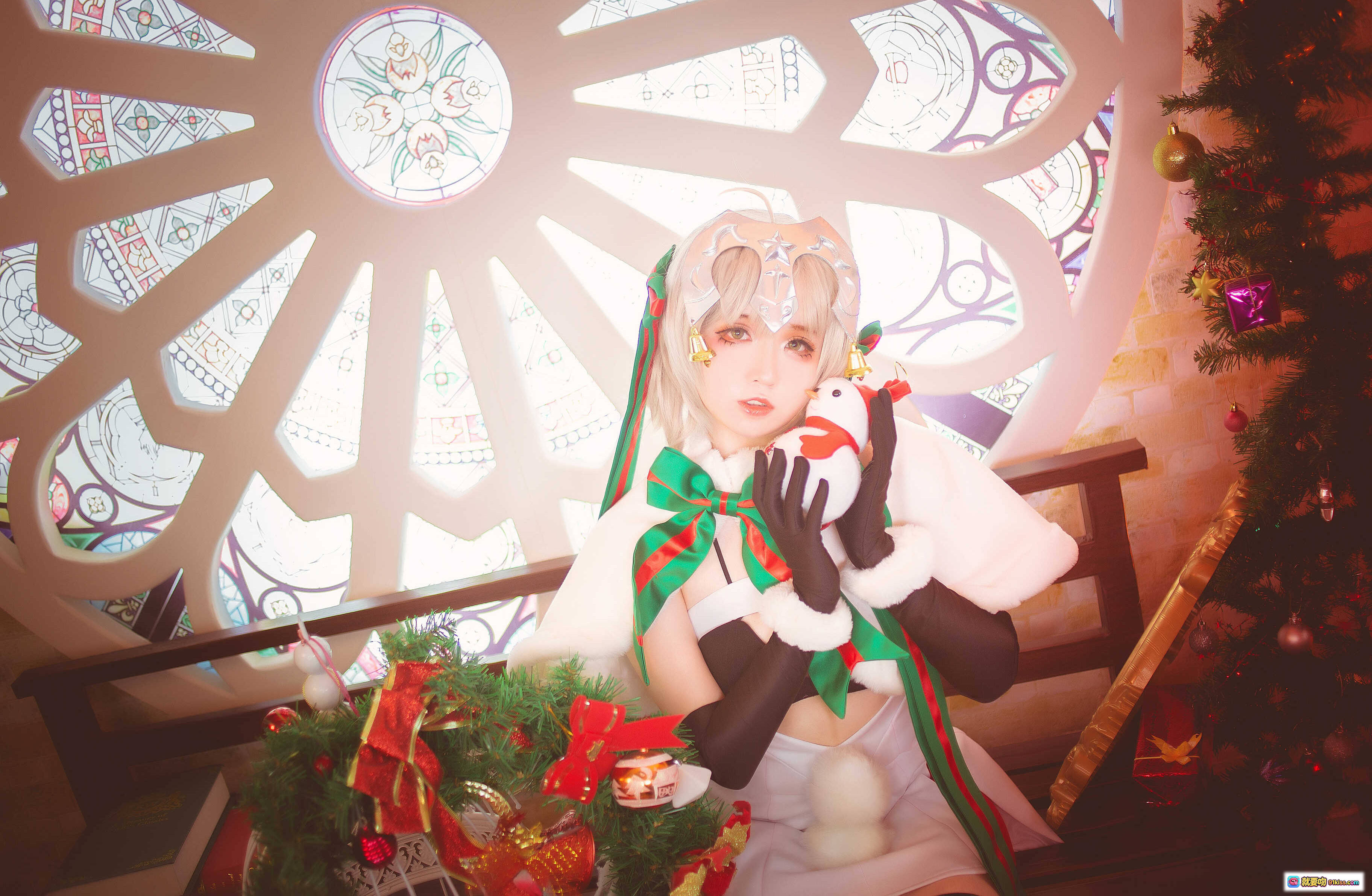 图片[6] - 贞德圣诞cosplay写真｜白色毛绒外套+红绿蝴蝶结+雪人头饰+彩色玻璃窗背景+节日装饰氛围感 - 就要吻