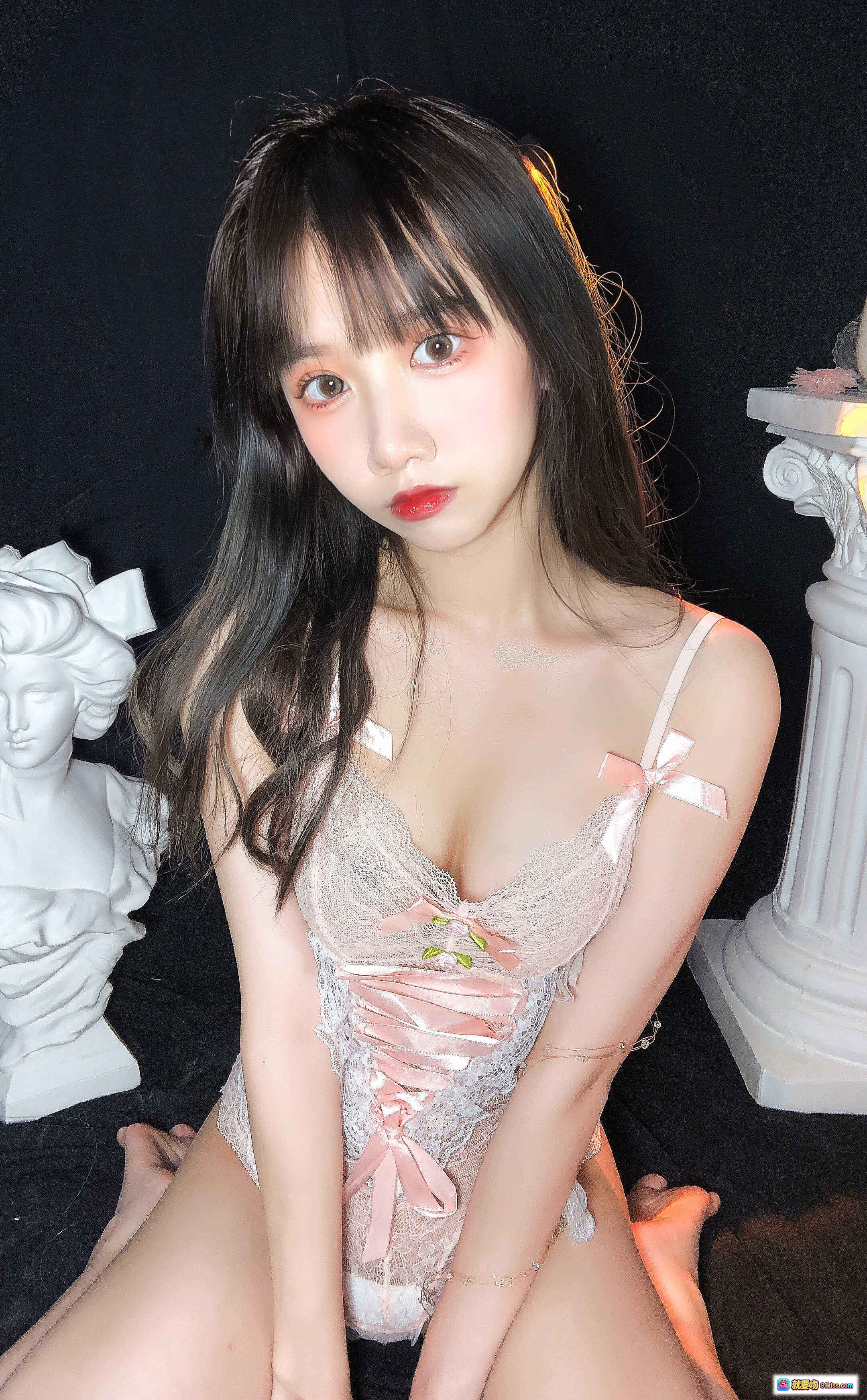 果咩酱w NO.006 春天写真 24P高清蕾丝内衣美少女黑发红唇古典雕塑背景性感甜美风 - 就要吻