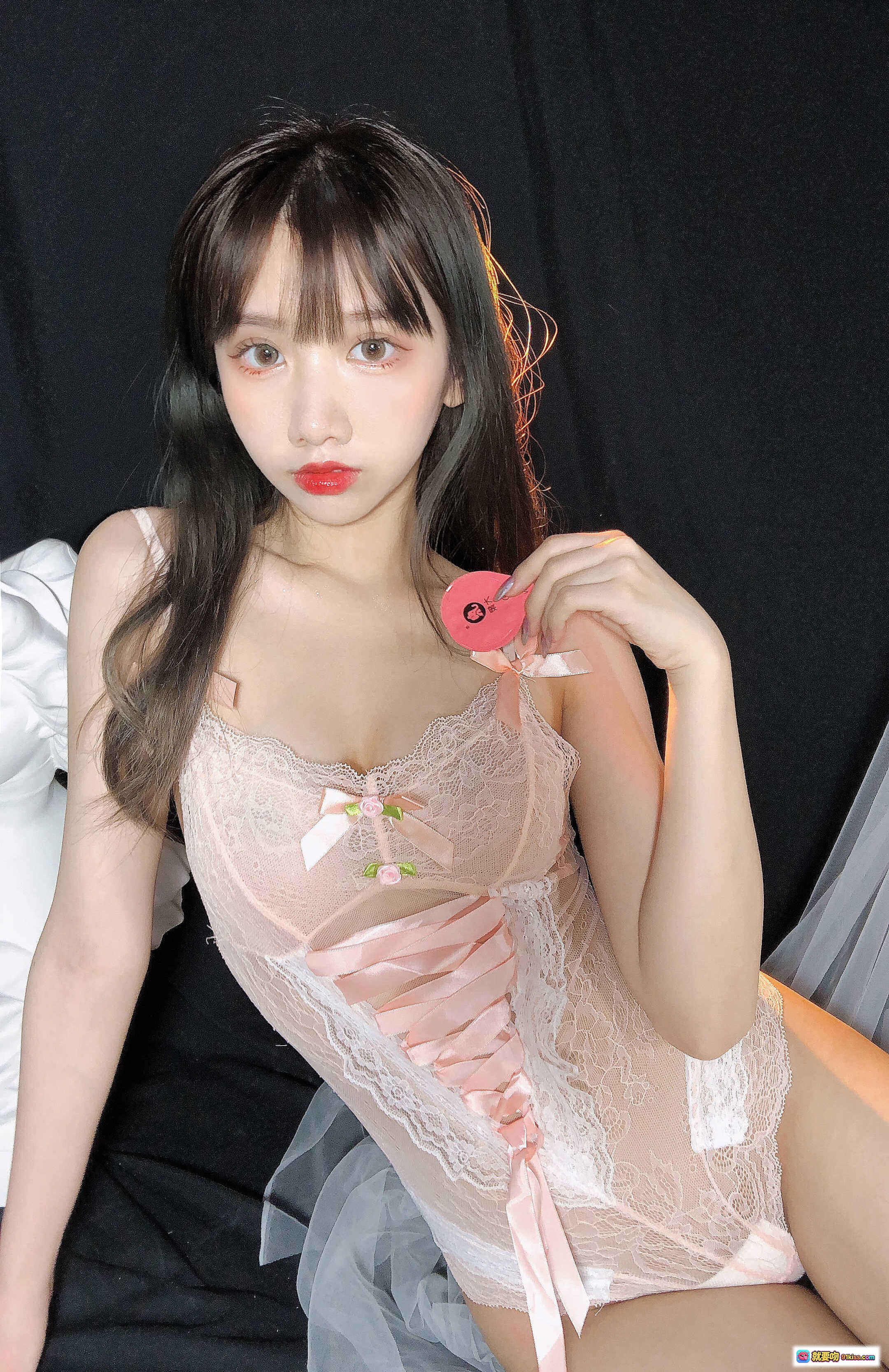 图片[8] - 果咩酱w NO.006 春天写真 24P高清蕾丝内衣美少女黑发红唇古典雕塑背景性感甜美风 - 就要吻