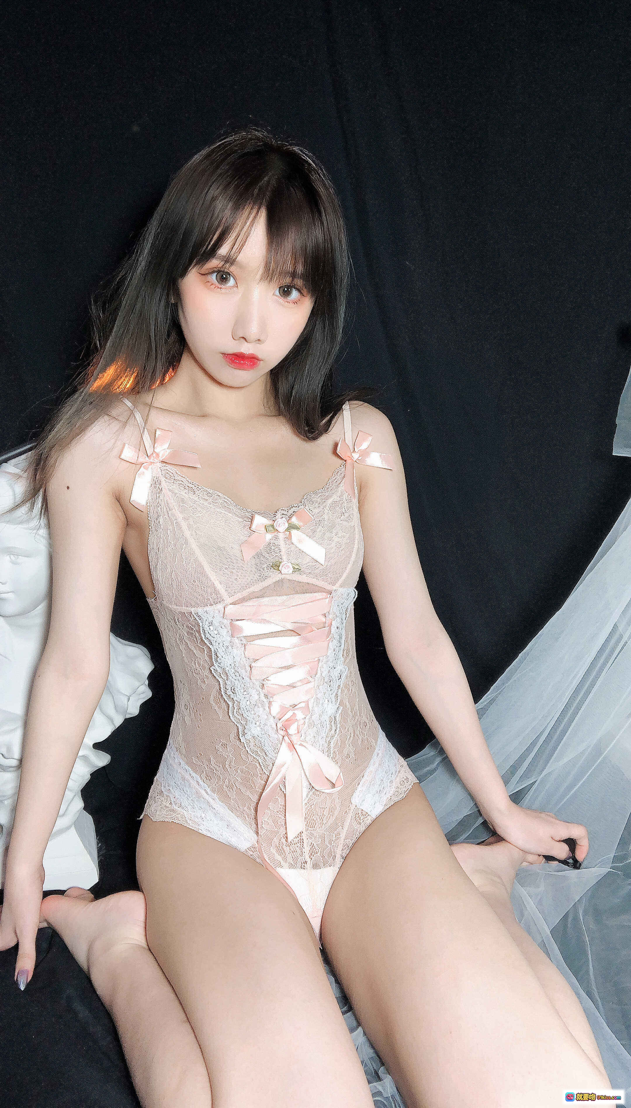 图片[9] - 果咩酱w NO.006 春天写真 24P高清蕾丝内衣美少女黑发红唇古典雕塑背景性感甜美风 - 就要吻