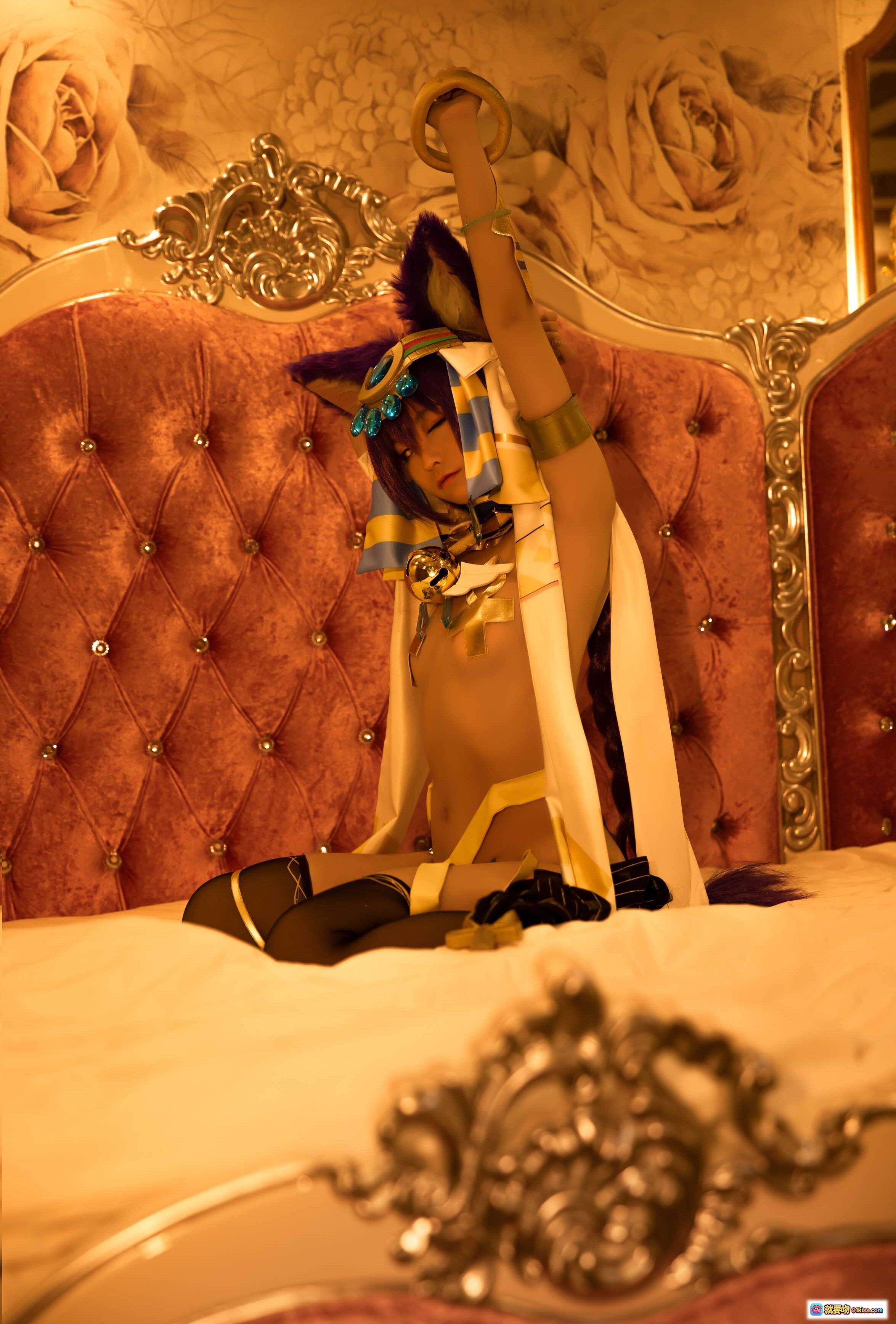 G44不会受伤 NO.022 巴斯特 Cosplay 精美写真 20P 222MB 埃及风华丽床榻场景 金色装饰 紫蓝配色 复古玫瑰墙纸 优雅坐姿 - 就要吻