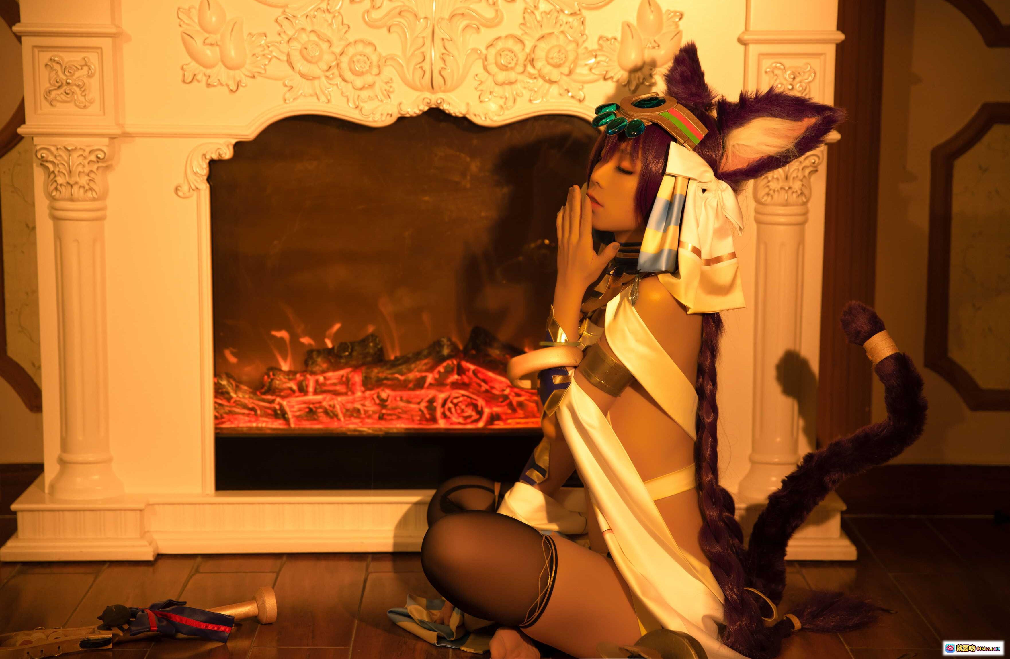 图片[7] - G44不会受伤 NO.022 巴斯特 Cosplay 精美写真 20P 222MB 埃及风华丽床榻场景 金色装饰 紫蓝配色 复古玫瑰墙纸 优雅坐姿 - 就要吻