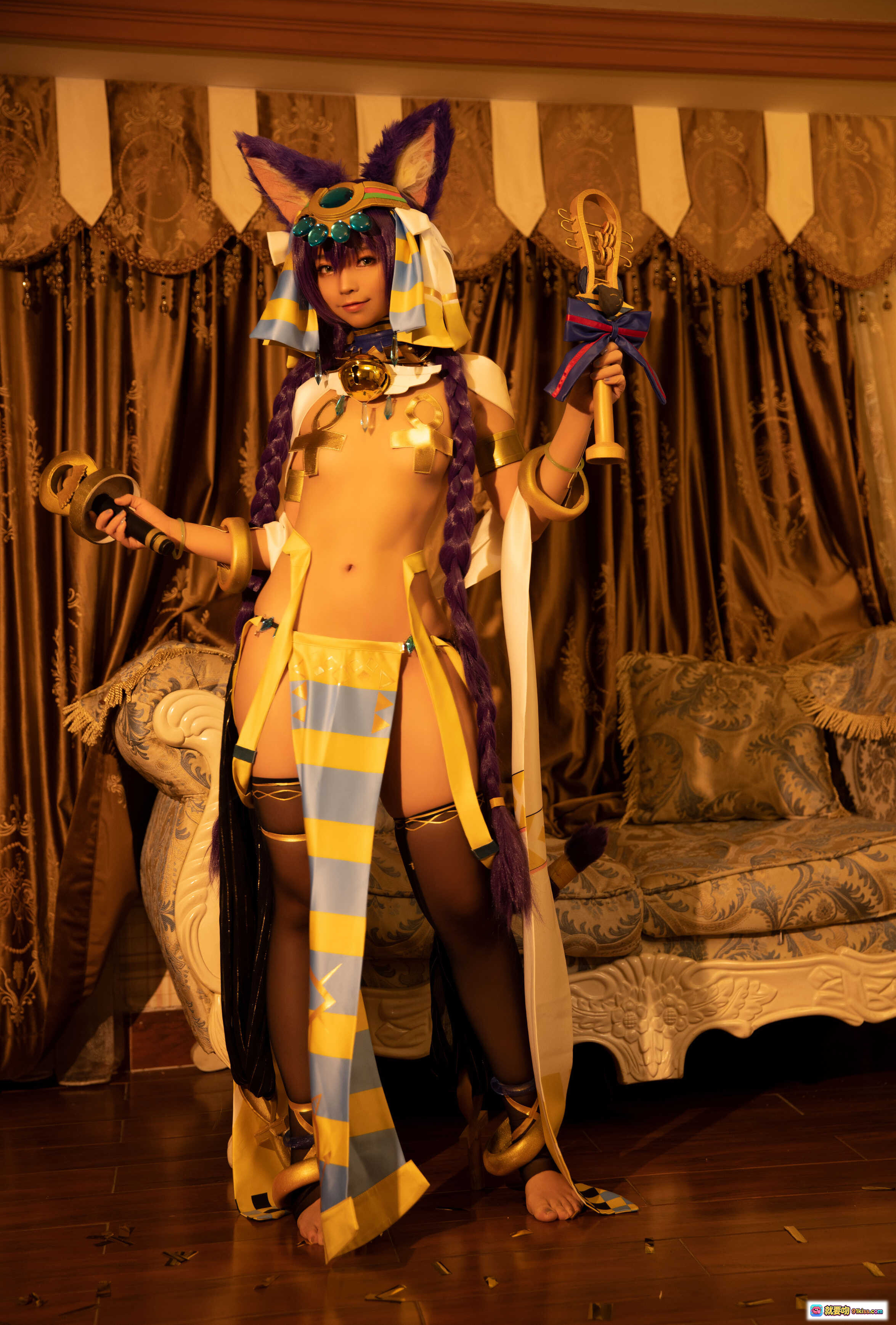 图片[2] - G44不会受伤 NO.022 巴斯特 Cosplay 精美写真 20P 222MB 埃及风华丽床榻场景 金色装饰 紫蓝配色 复古玫瑰墙纸 优雅坐姿 - 就要吻