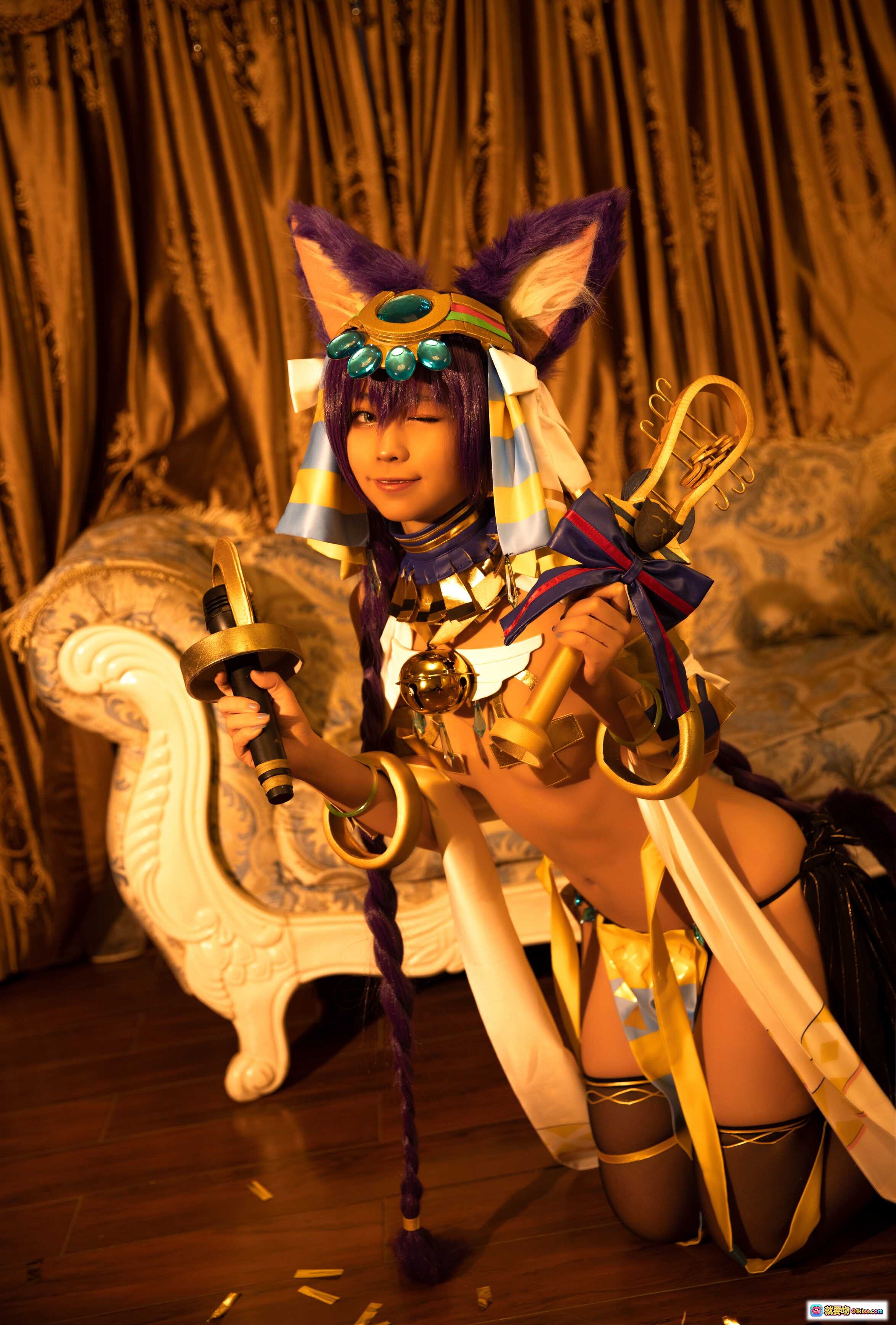 图片[4] - G44不会受伤 NO.022 巴斯特 Cosplay 精美写真 20P 222MB 埃及风华丽床榻场景 金色装饰 紫蓝配色 复古玫瑰墙纸 优雅坐姿 - 就要吻