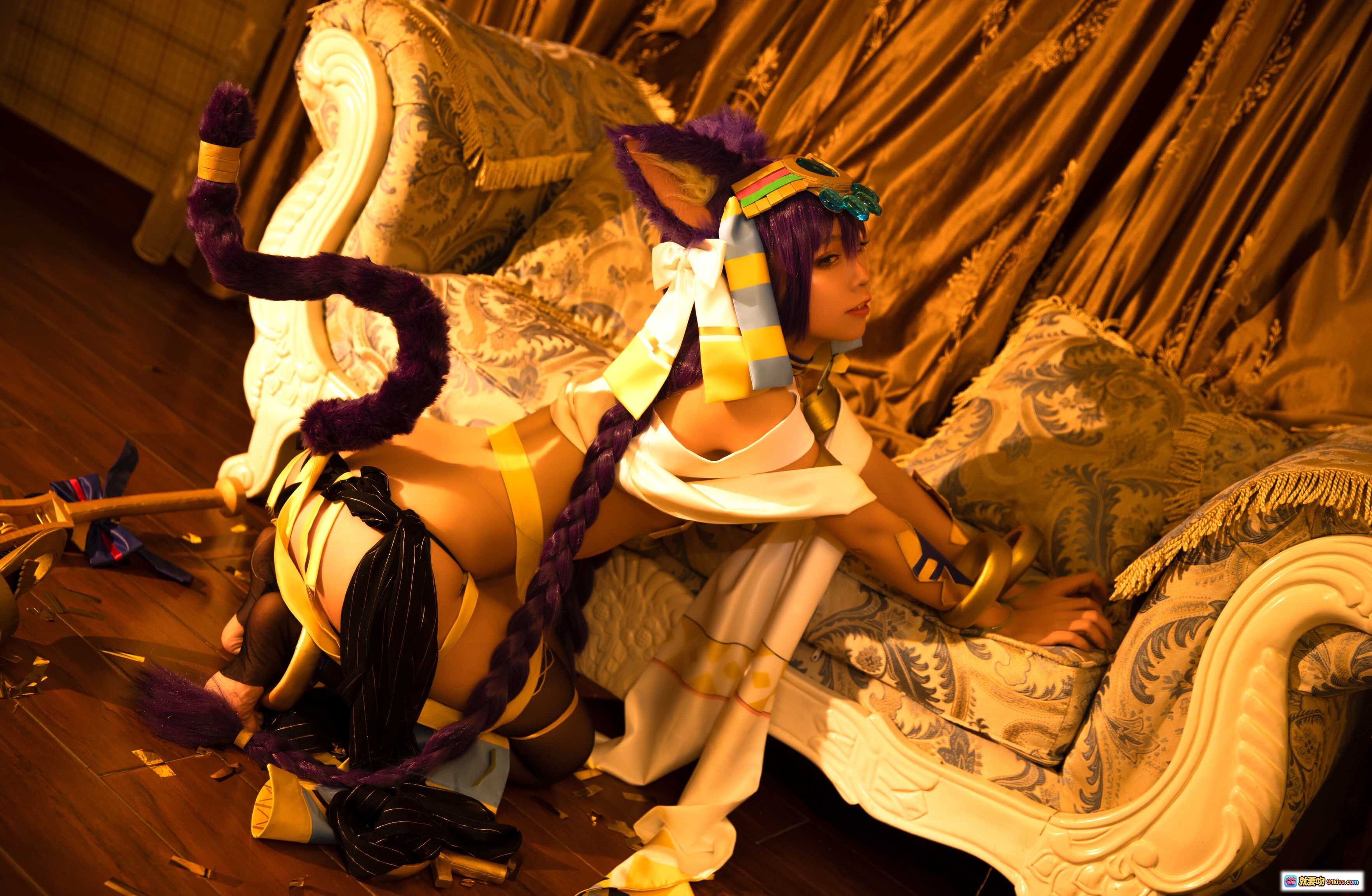 图片[6] - G44不会受伤 NO.022 巴斯特 Cosplay 精美写真 20P 222MB 埃及风华丽床榻场景 金色装饰 紫蓝配色 复古玫瑰墙纸 优雅坐姿 - 就要吻