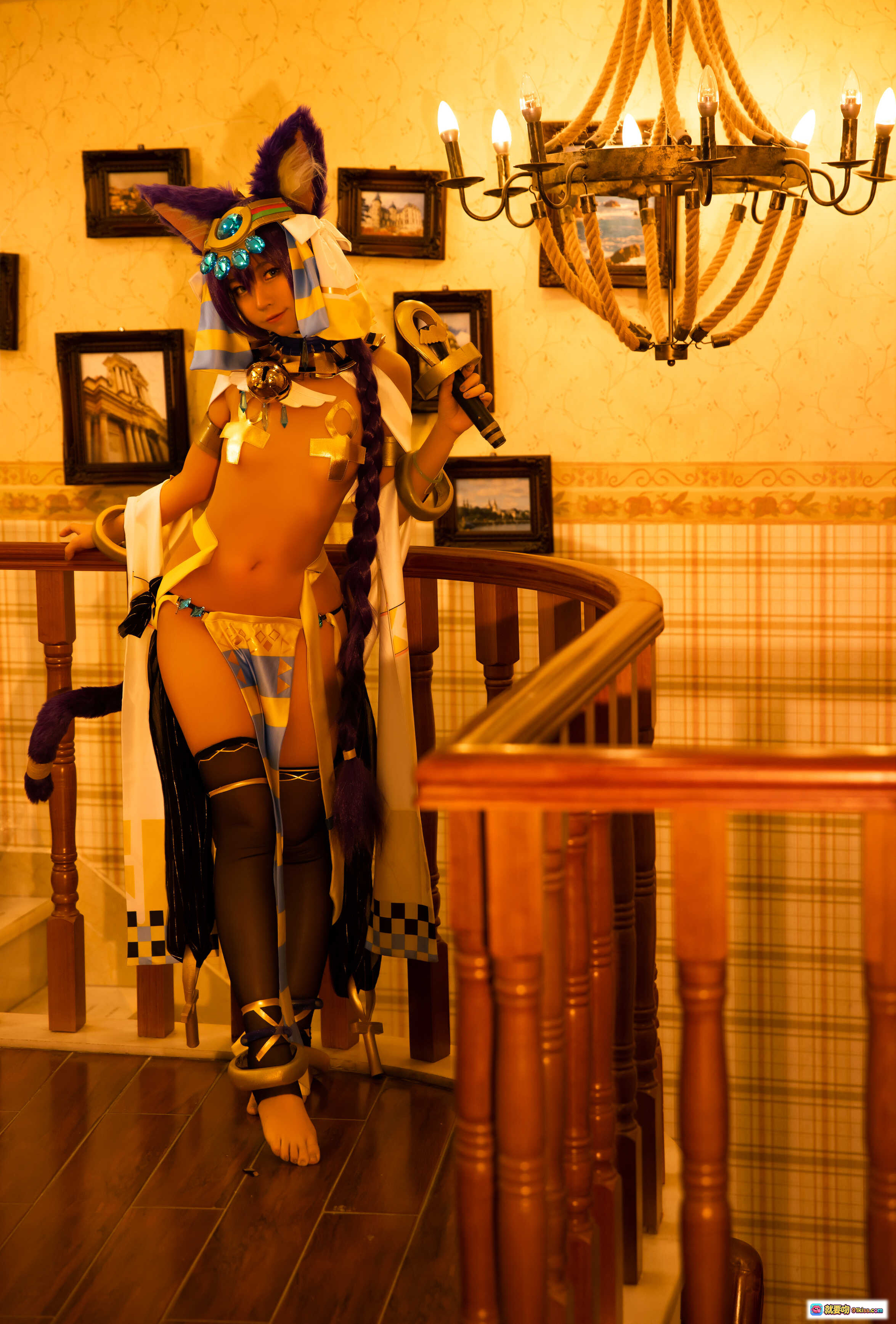 图片[8] - G44不会受伤 NO.022 巴斯特 Cosplay 精美写真 20P 222MB 埃及风华丽床榻场景 金色装饰 紫蓝配色 复古玫瑰墙纸 优雅坐姿 - 就要吻