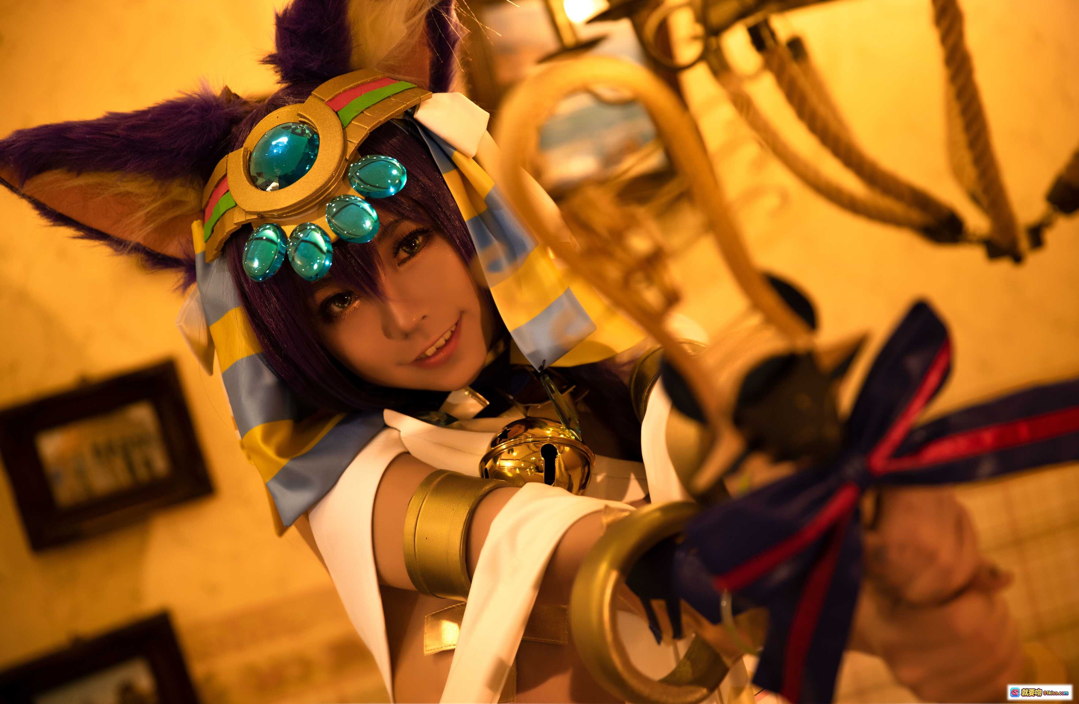 图片[9] - G44不会受伤 NO.022 巴斯特 Cosplay 精美写真 20P 222MB 埃及风华丽床榻场景 金色装饰 紫蓝配色 复古玫瑰墙纸 优雅坐姿 - 就要吻