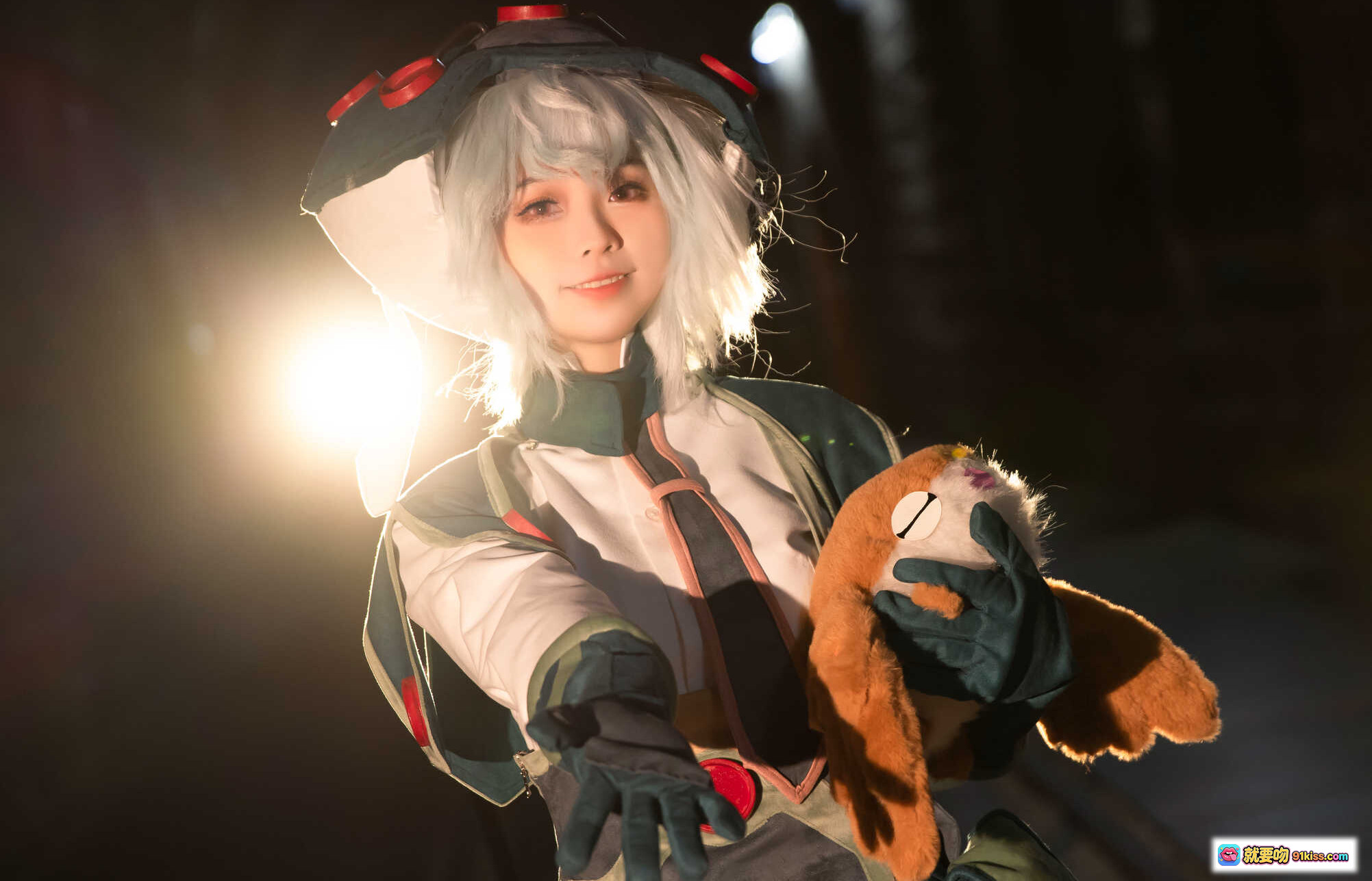 G44不会受伤 NO.017 普鲁修卡 Cosplay 精致还原 白发机甲风 暗夜灯光氛围 毛绒玩偶互动 21P高清图集 - 就要吻