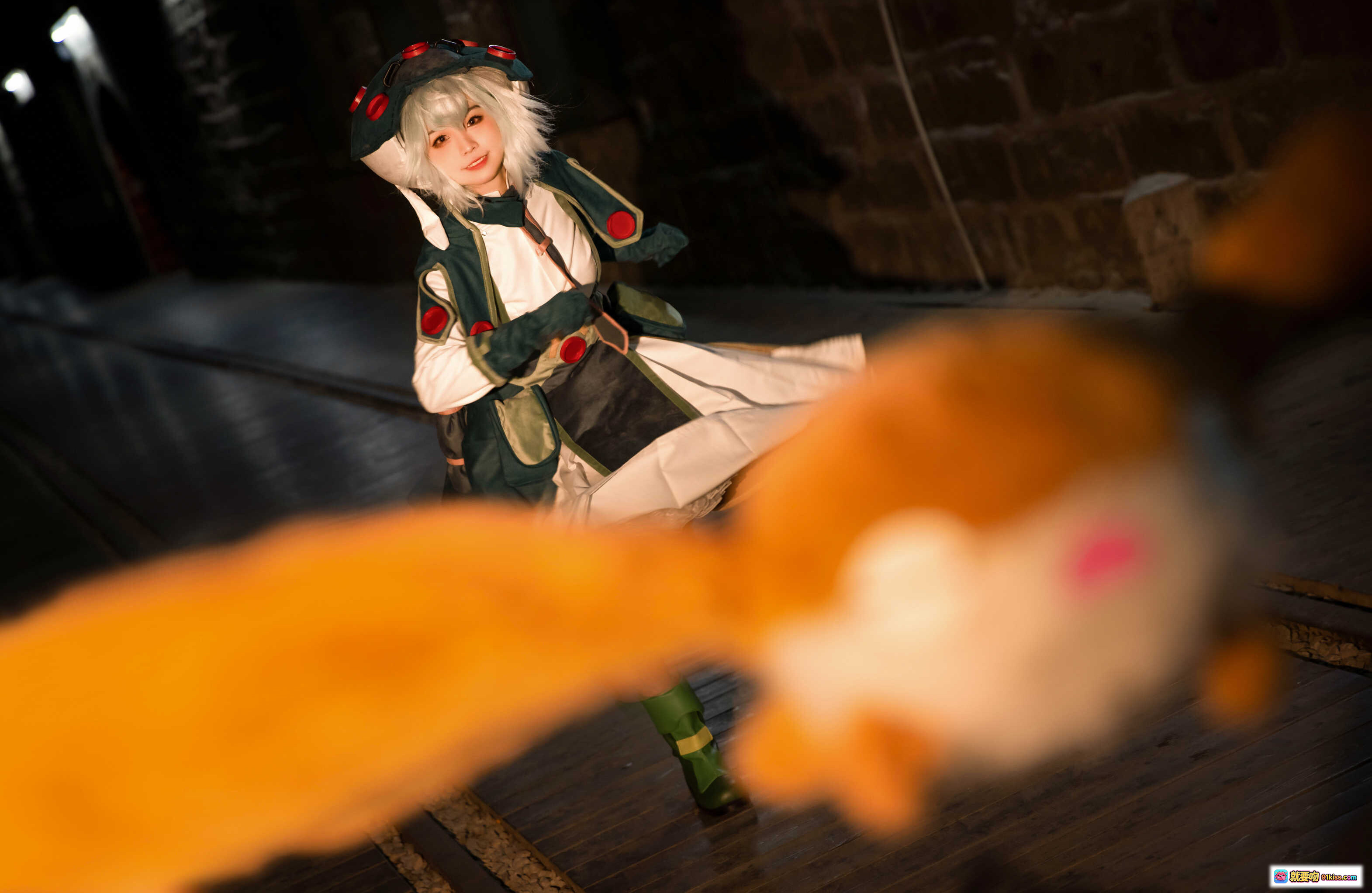 图片[7] - G44不会受伤 NO.017 普鲁修卡 Cosplay 精致还原 白发机甲风 暗夜灯光氛围 毛绒玩偶互动 21P高清图集 - 就要吻