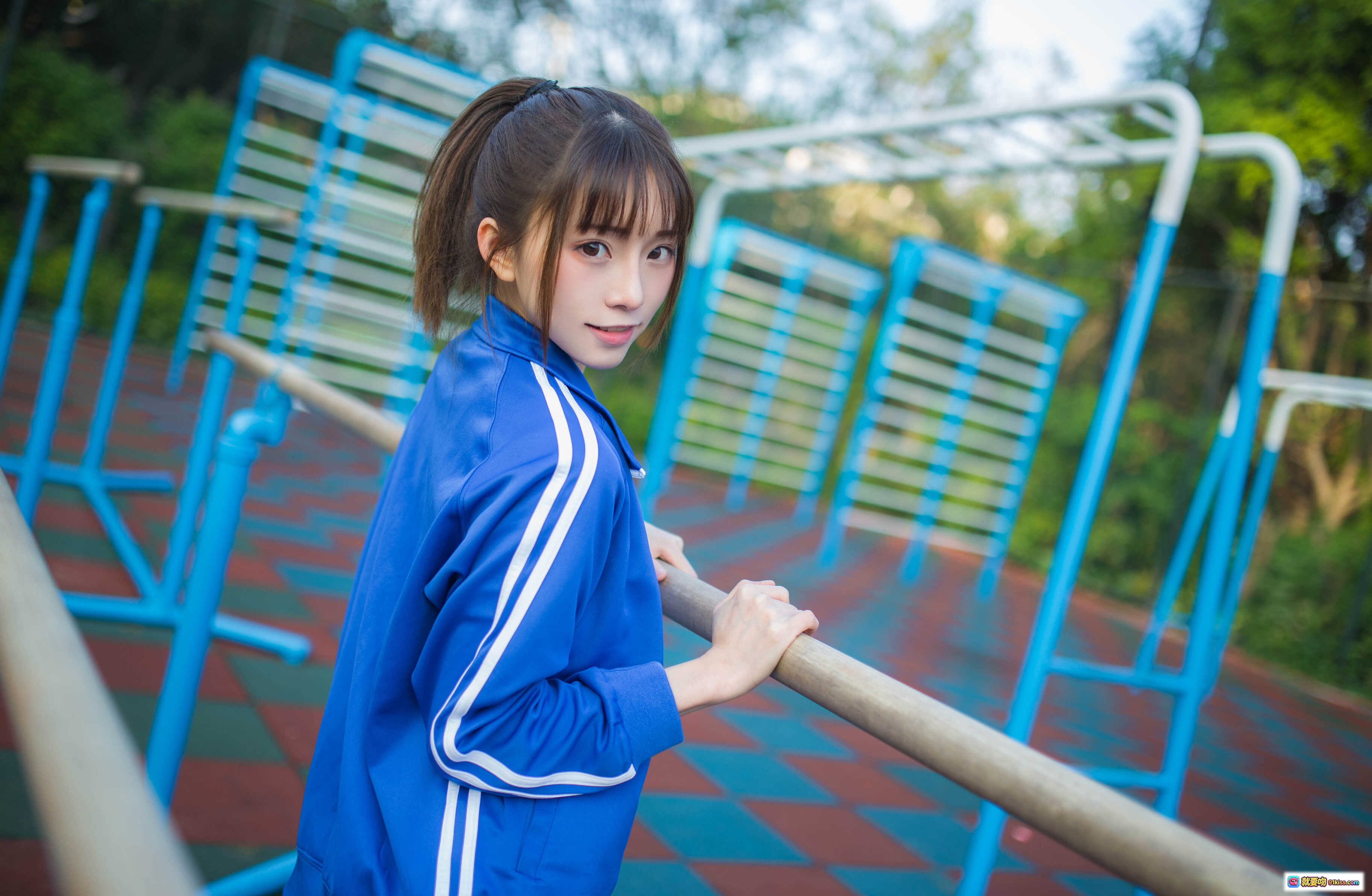 图片[1] - Kitaro绮太郎NO.047运动服女孩浅蓝校园风写真 11P高清美图 学生装青春活力户外场景 - 就要吻