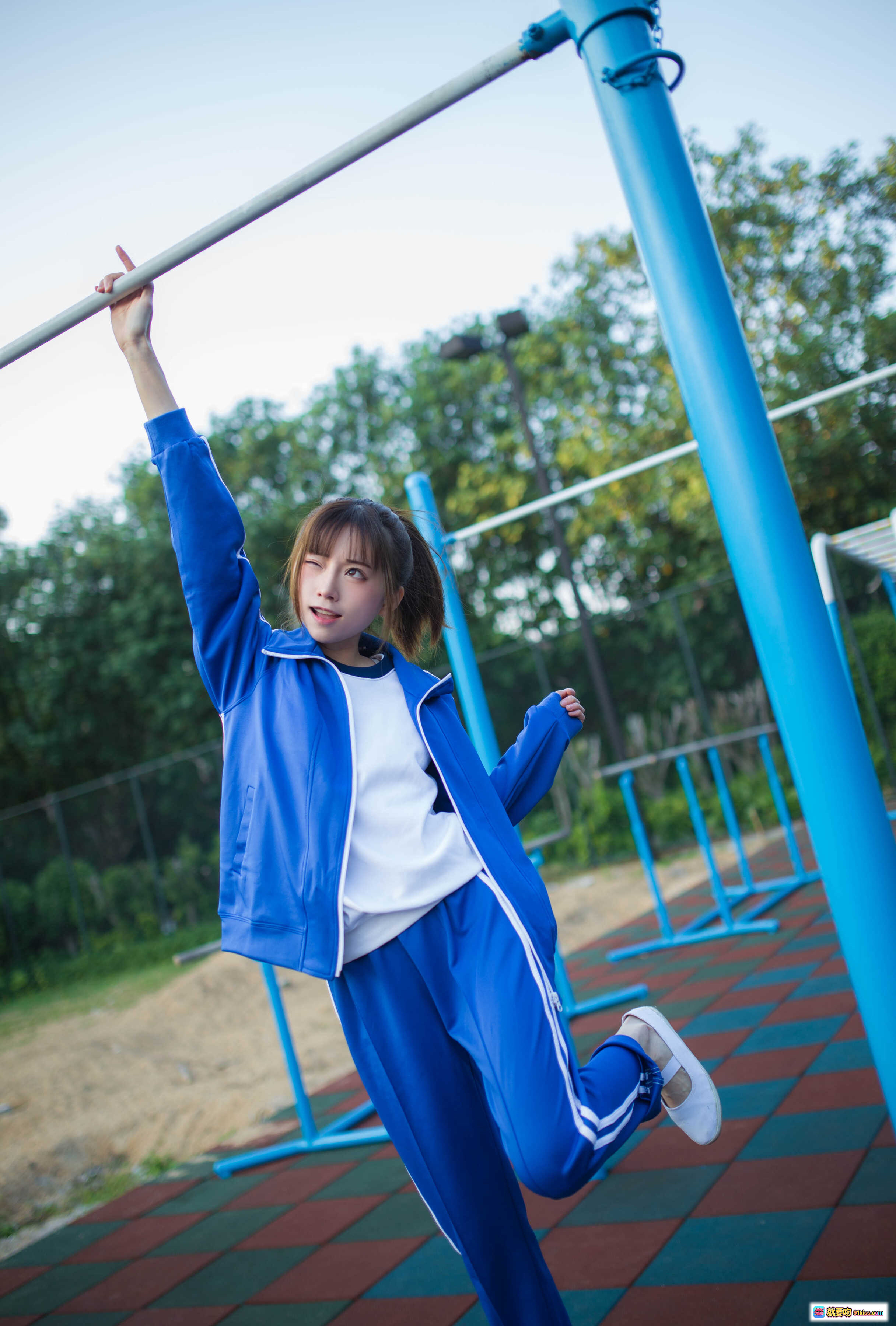 图片[8] - Kitaro绮太郎NO.047运动服女孩浅蓝校园风写真 11P高清美图 学生装青春活力户外场景 - 就要吻