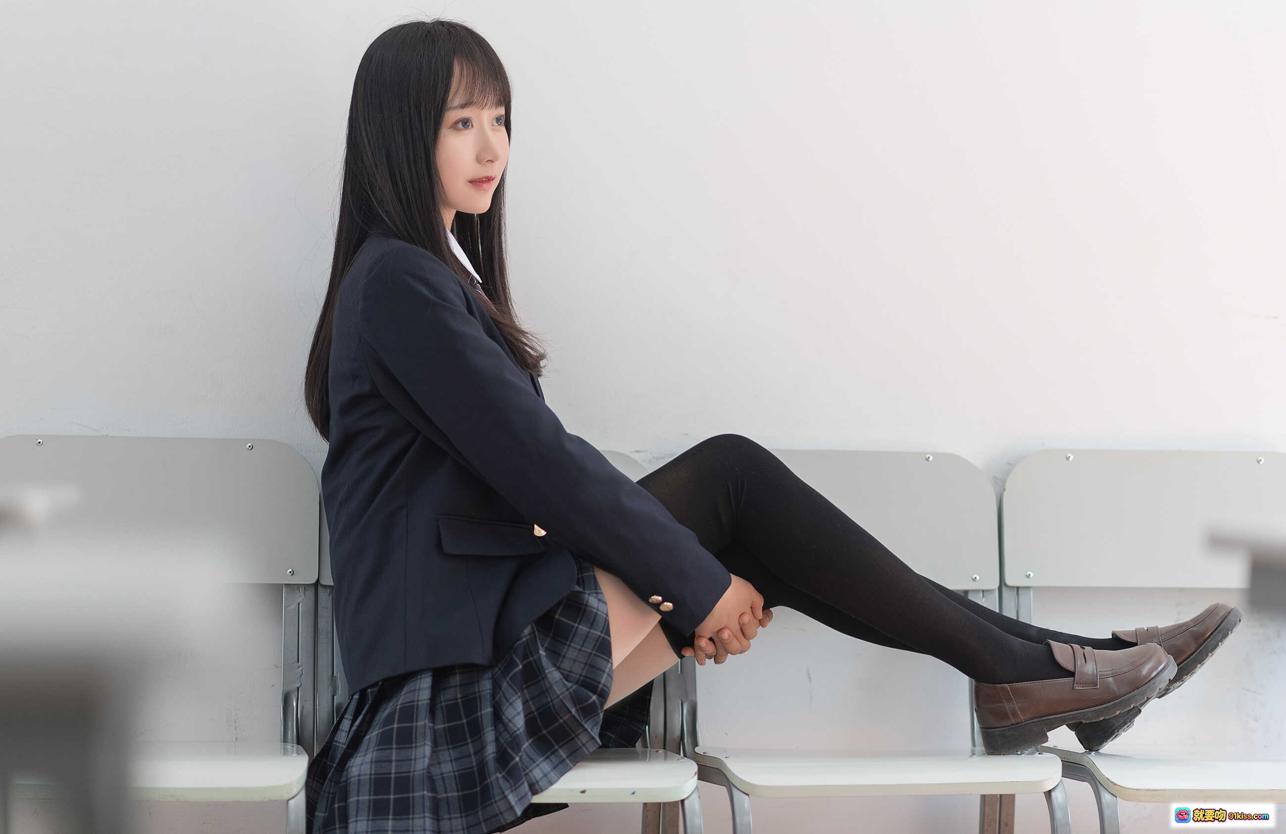 图片[1] - 木绵绵OwO NO.009 西式JK制服写真 黑丝美腿校园风少女 47P高清图集 - 就要吻