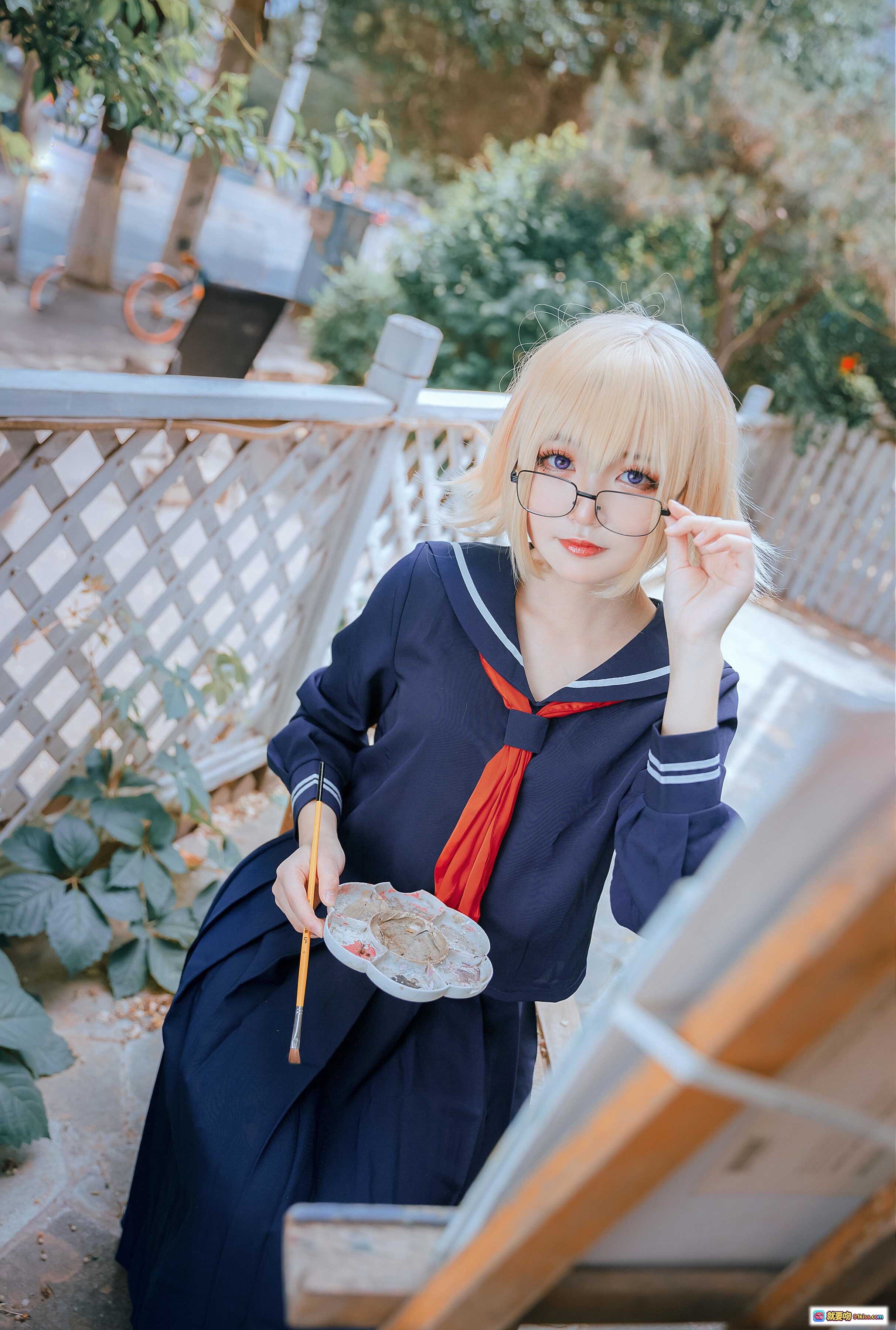 图片[7] - JK制服cos贞德正片写真｜金发眼镜少女户外绘画场景｜日系校园风COSPLAY美图 - 就要吻