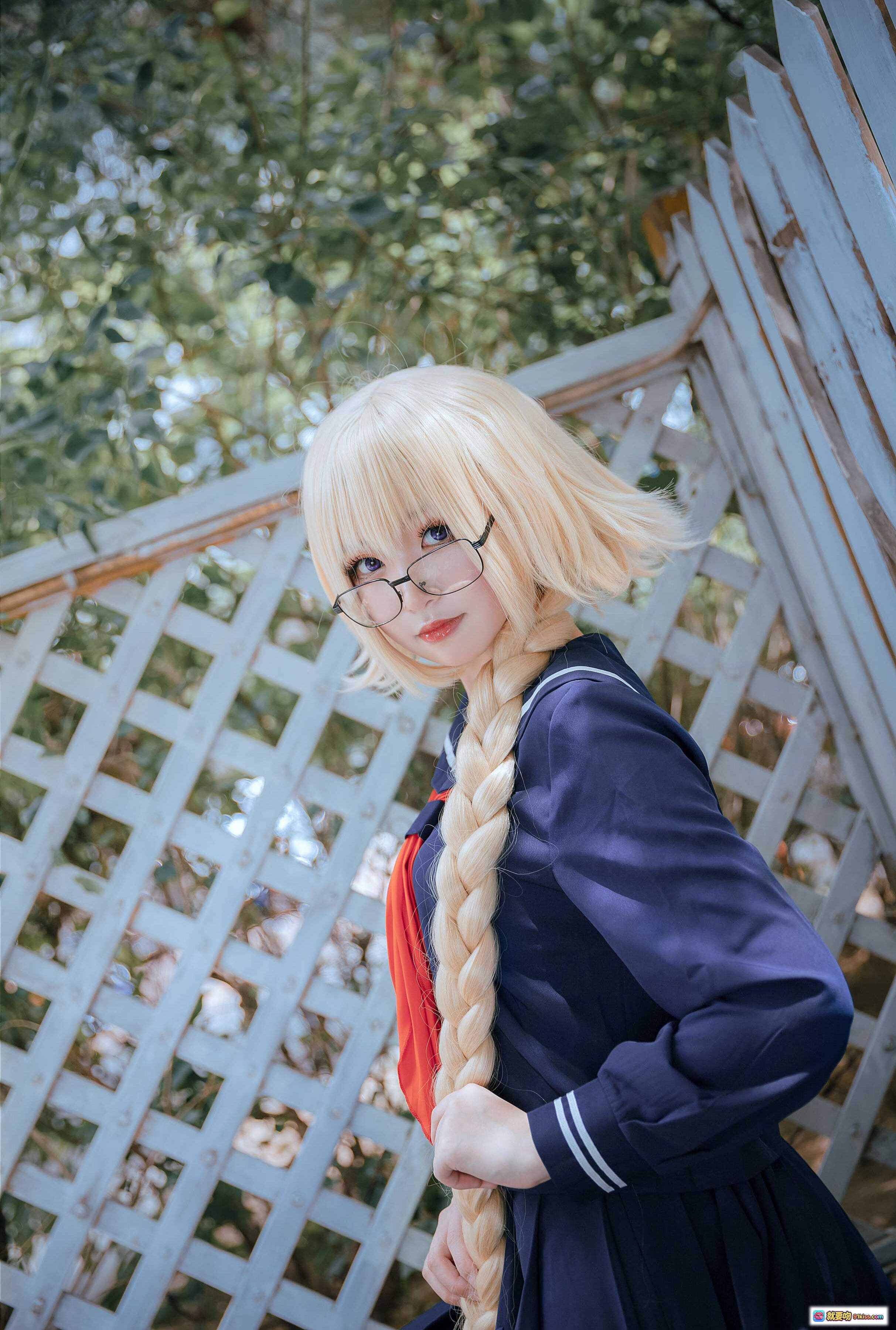 图片[9] - JK制服cos贞德正片写真｜金发眼镜少女户外绘画场景｜日系校园风COSPLAY美图 - 就要吻