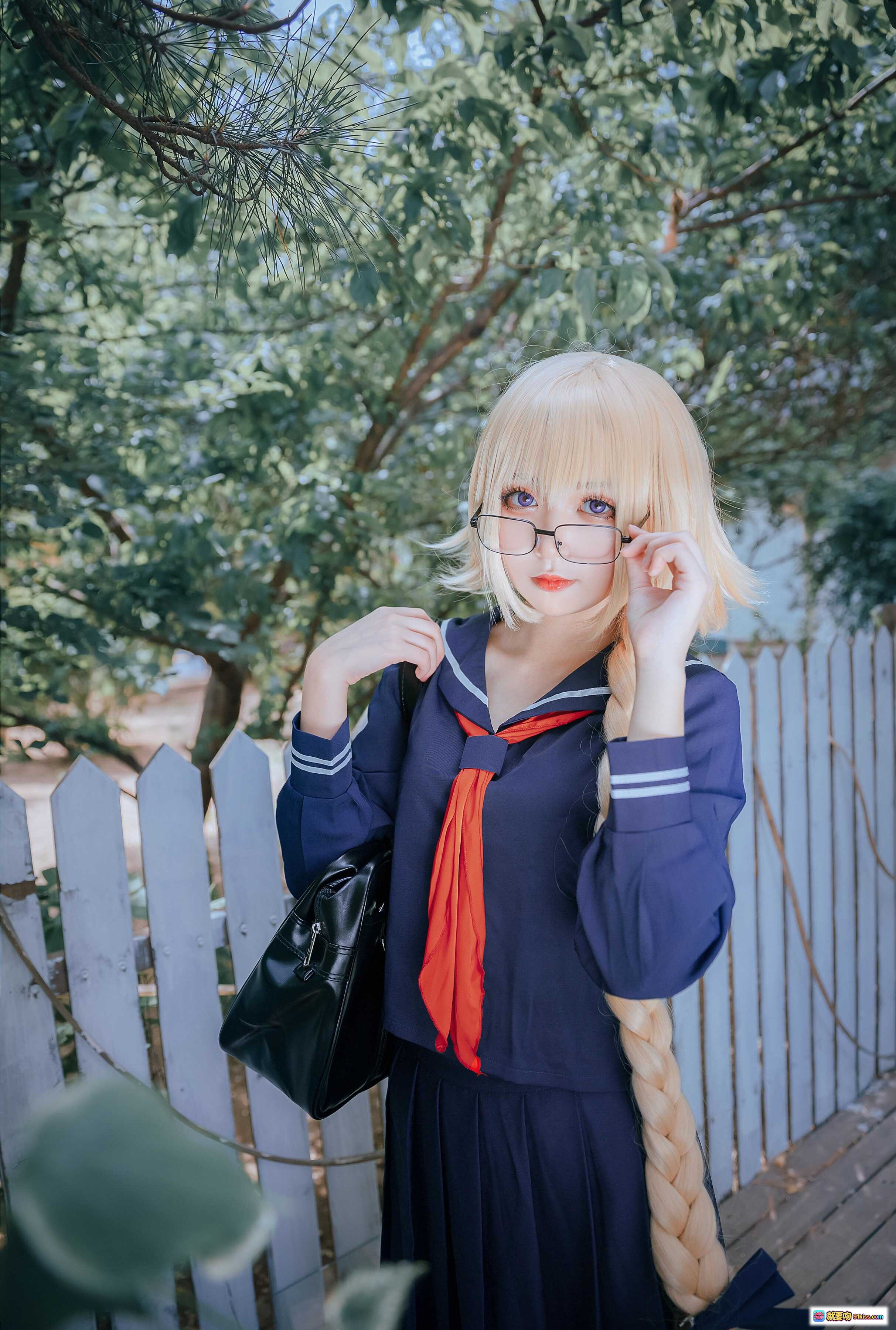 图片[4] - JK制服cos贞德正片写真｜金发眼镜少女户外绘画场景｜日系校园风COSPLAY美图 - 就要吻