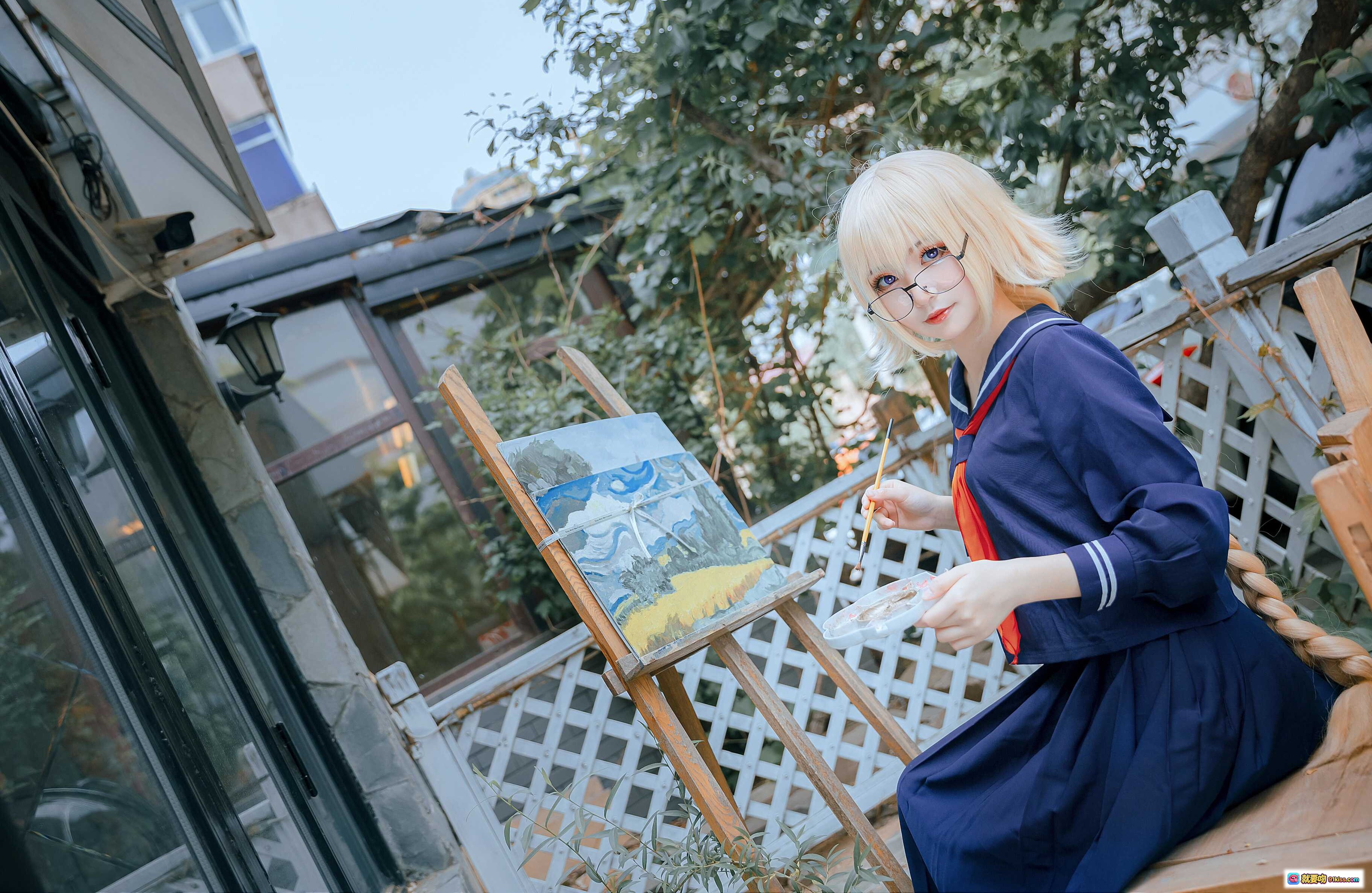 图片[1] - JK制服cos贞德正片写真｜金发眼镜少女户外绘画场景｜日系校园风COSPLAY美图 - 就要吻