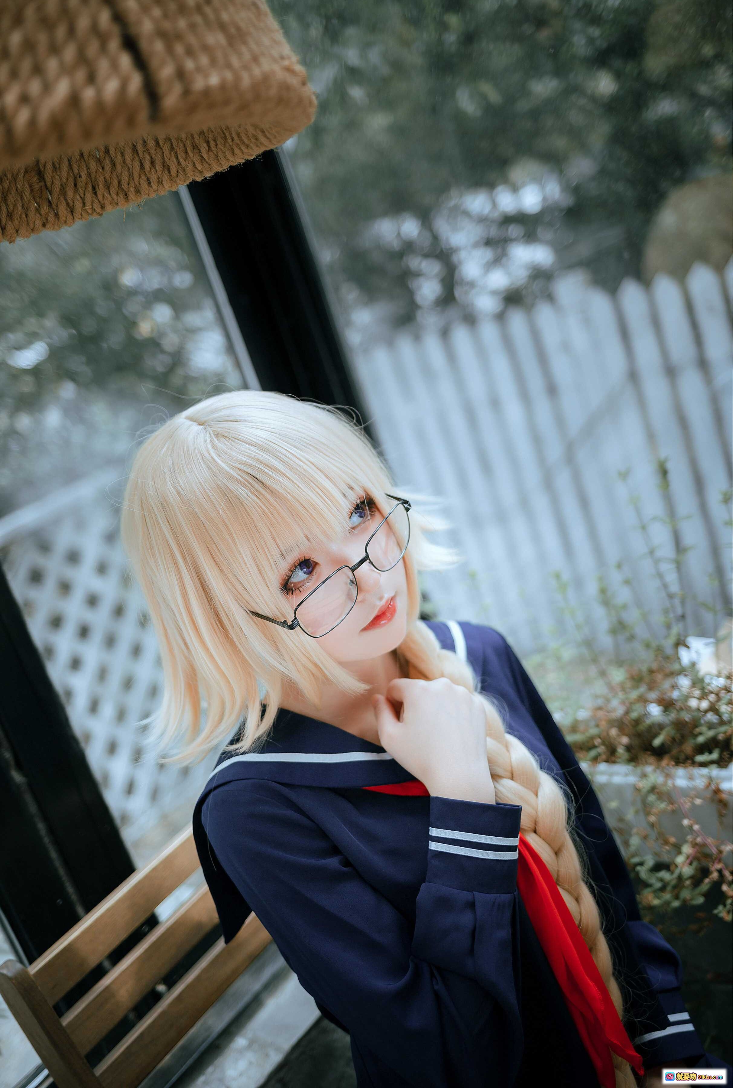 图片[6] - JK制服cos贞德正片写真｜金发眼镜少女户外绘画场景｜日系校园风COSPLAY美图 - 就要吻