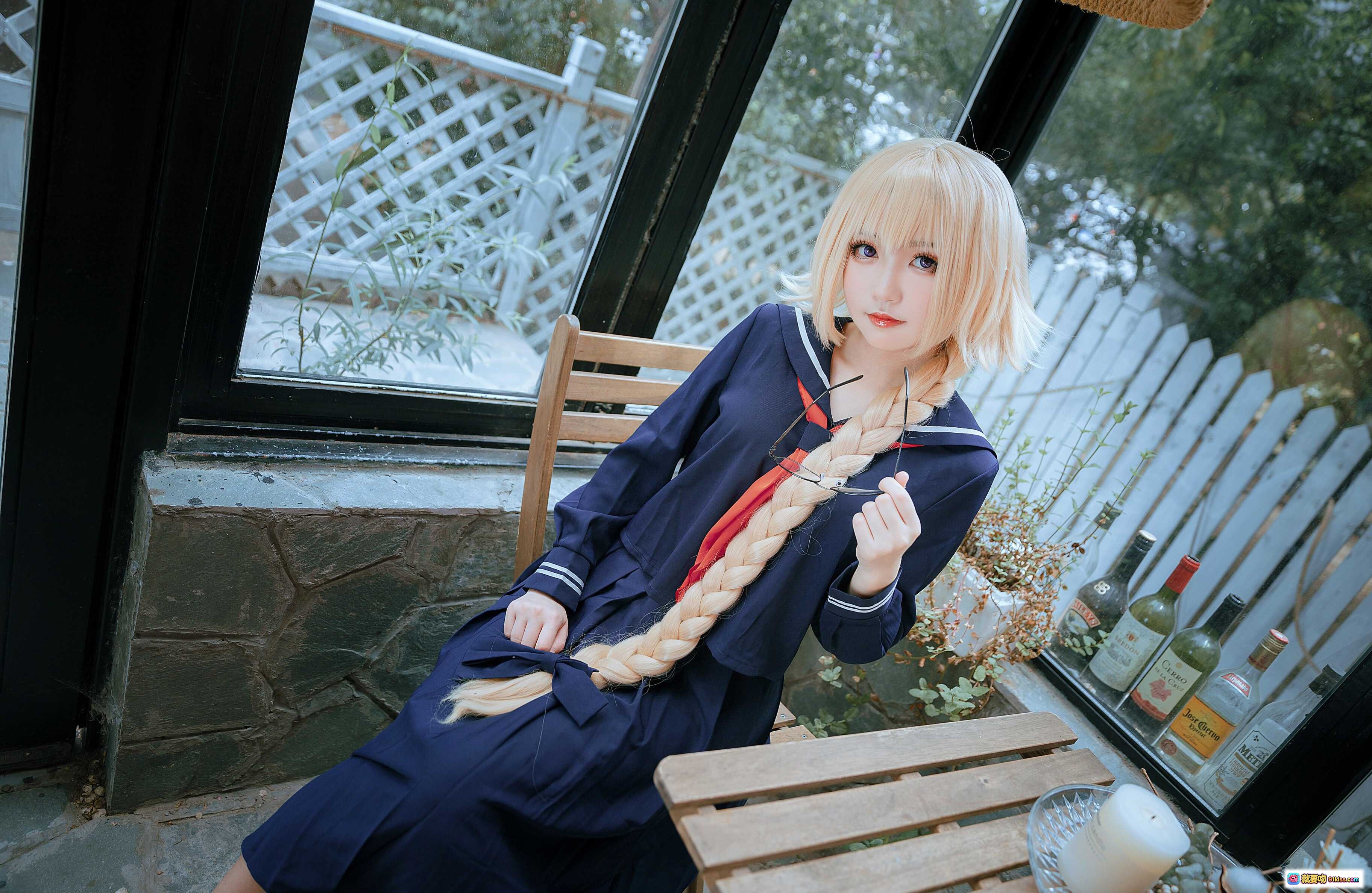 图片[3] - JK制服cos贞德正片写真｜金发眼镜少女户外绘画场景｜日系校园风COSPLAY美图 - 就要吻
