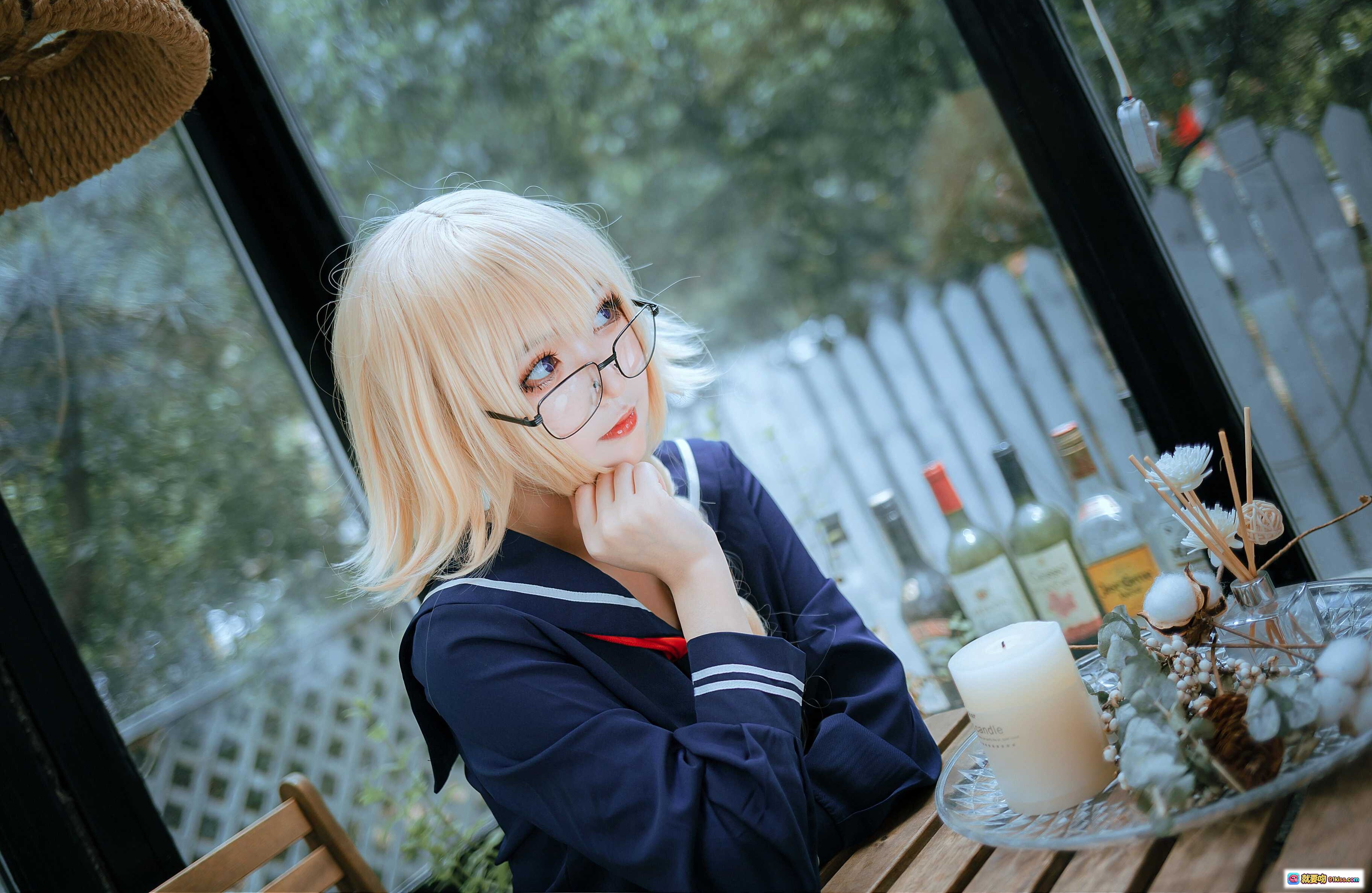 图片[2] - JK制服cos贞德正片写真｜金发眼镜少女户外绘画场景｜日系校园风COSPLAY美图 - 就要吻
