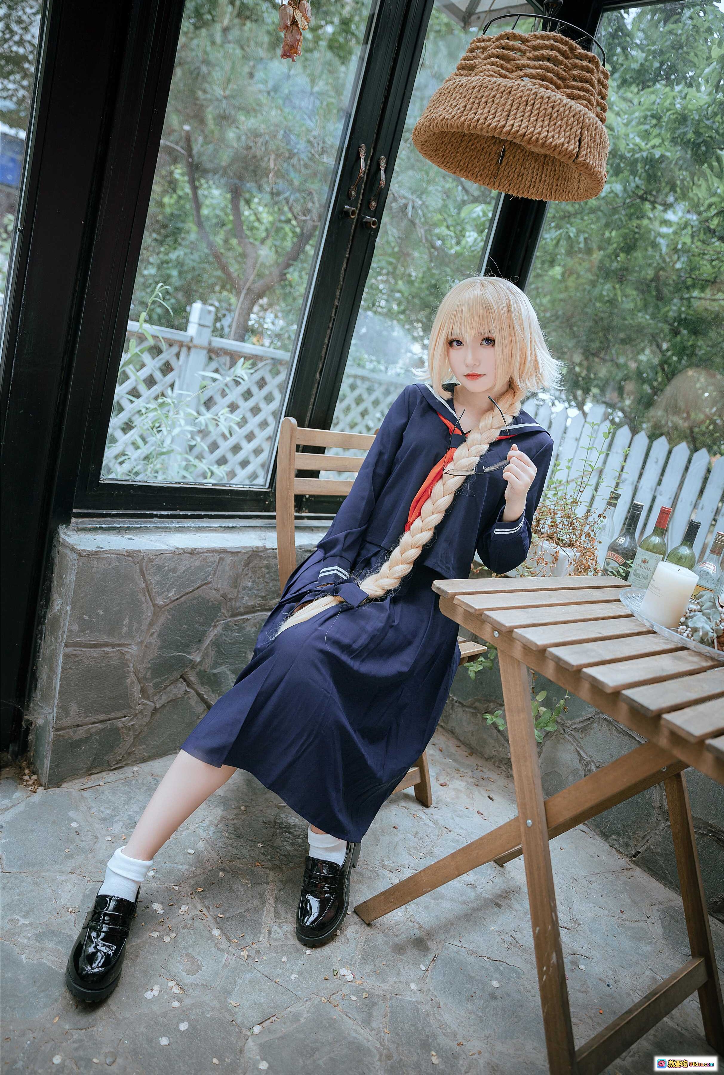 图片[8] - JK制服cos贞德正片写真｜金发眼镜少女户外绘画场景｜日系校园风COSPLAY美图 - 就要吻