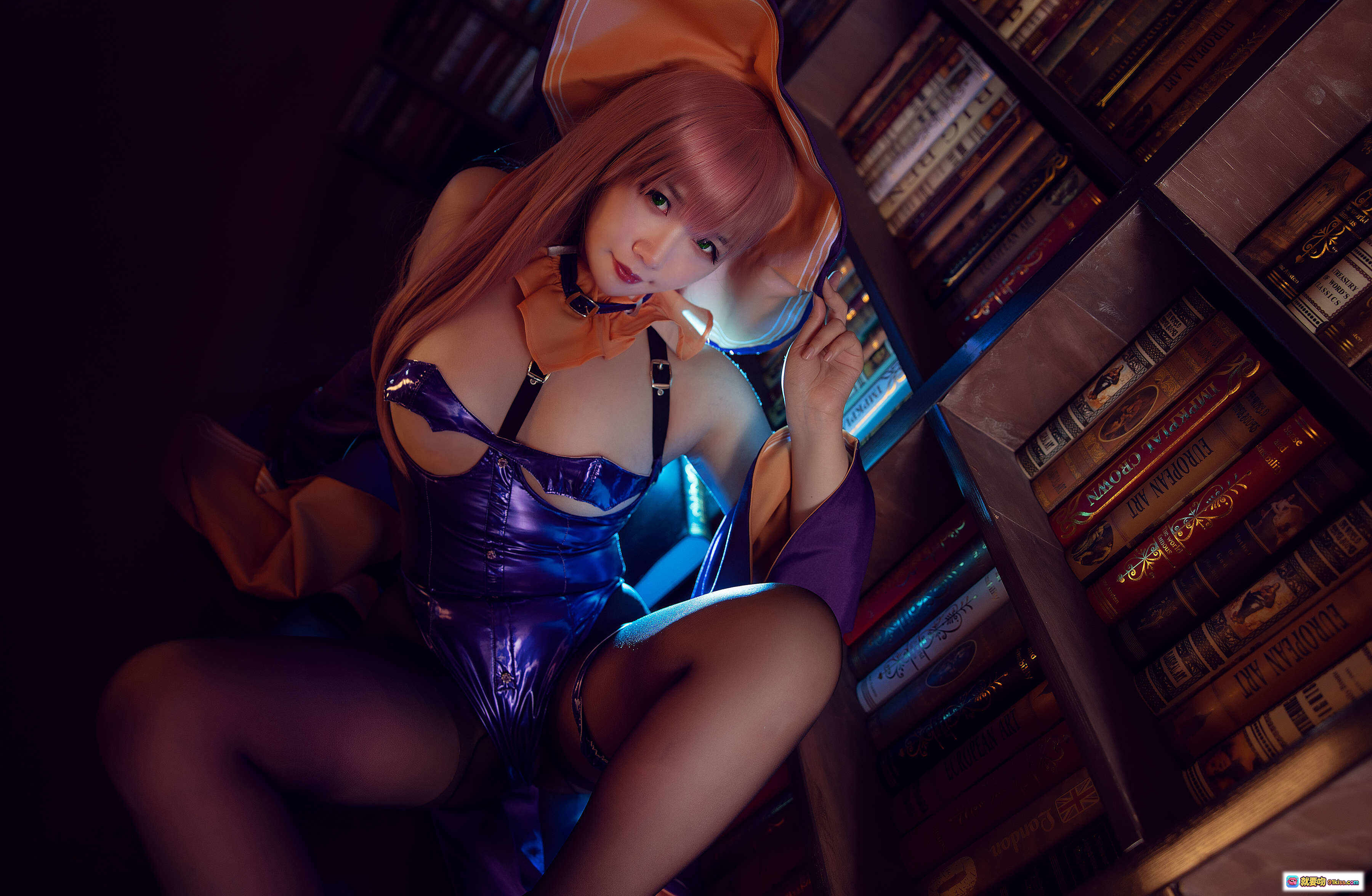 图片[2] - 麻花酱NO.003孟菲斯Cosplay写真｜紫色亮面紧身衣+橙色兔耳帽+黑丝美腿｜图书馆场景40P高清图集 - 就要吻