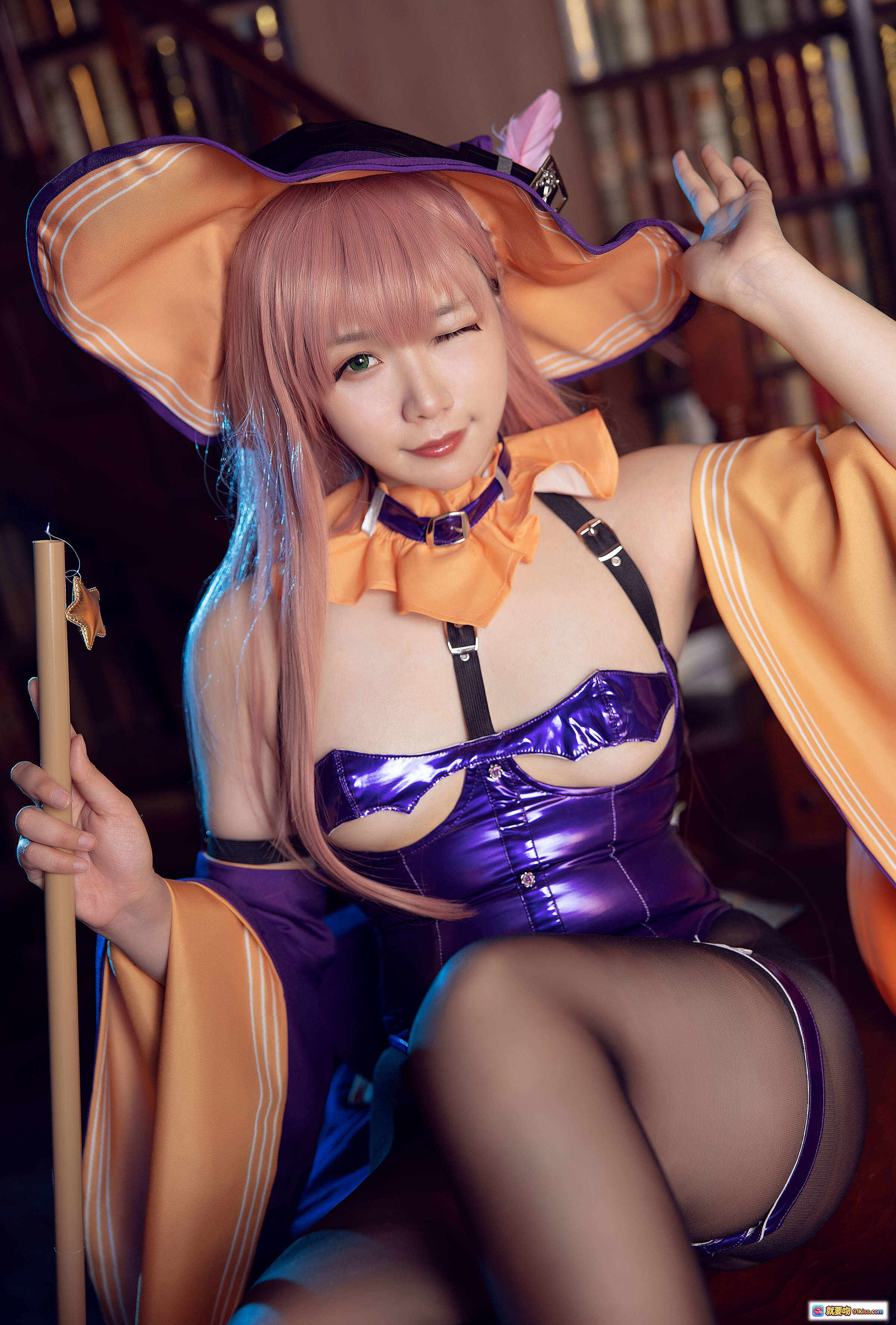 图片[4] - 麻花酱NO.003孟菲斯Cosplay写真｜紫色亮面紧身衣+橙色兔耳帽+黑丝美腿｜图书馆场景40P高清图集 - 就要吻
