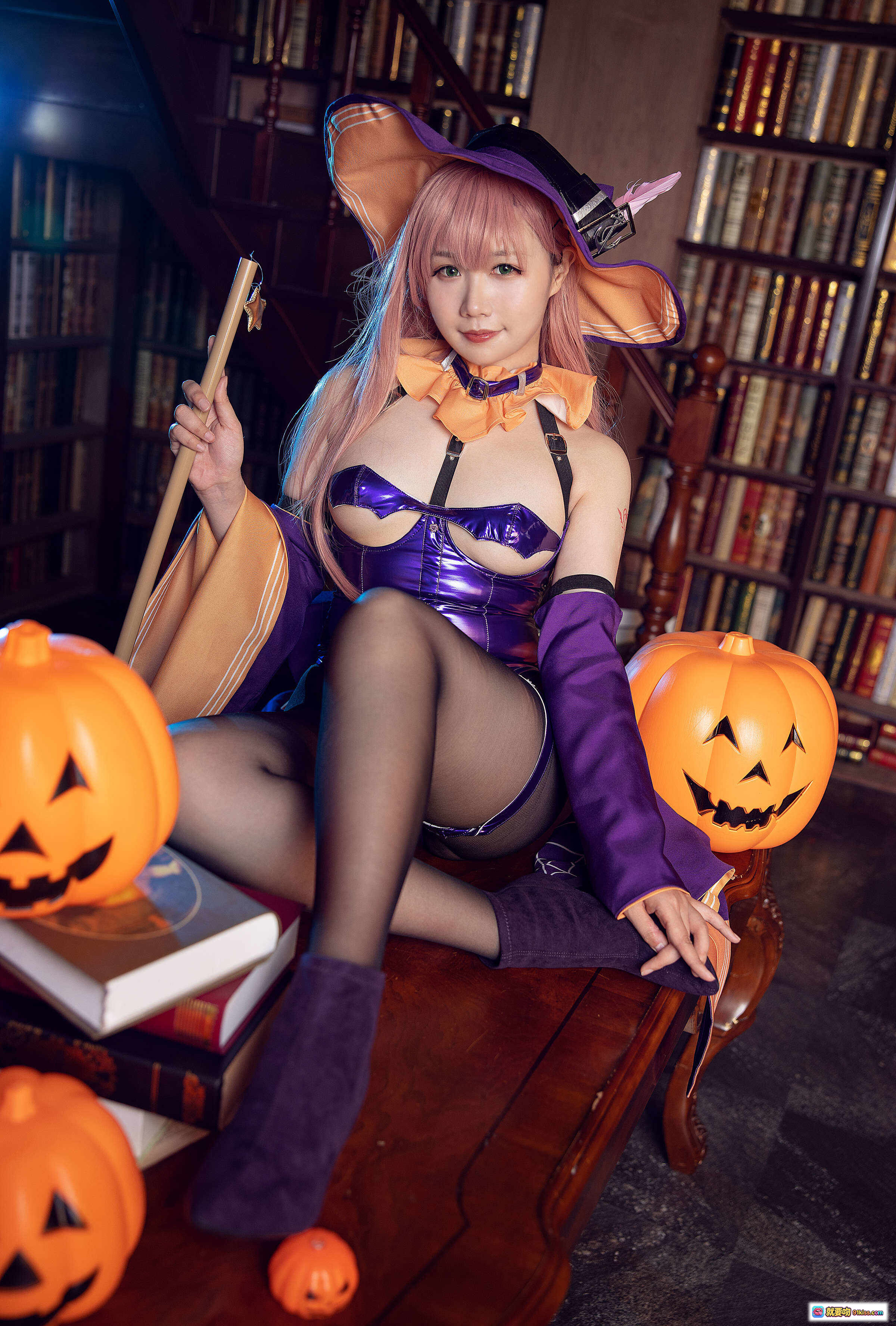 图片[8] - 麻花酱NO.003孟菲斯Cosplay写真｜紫色亮面紧身衣+橙色兔耳帽+黑丝美腿｜图书馆场景40P高清图集 - 就要吻