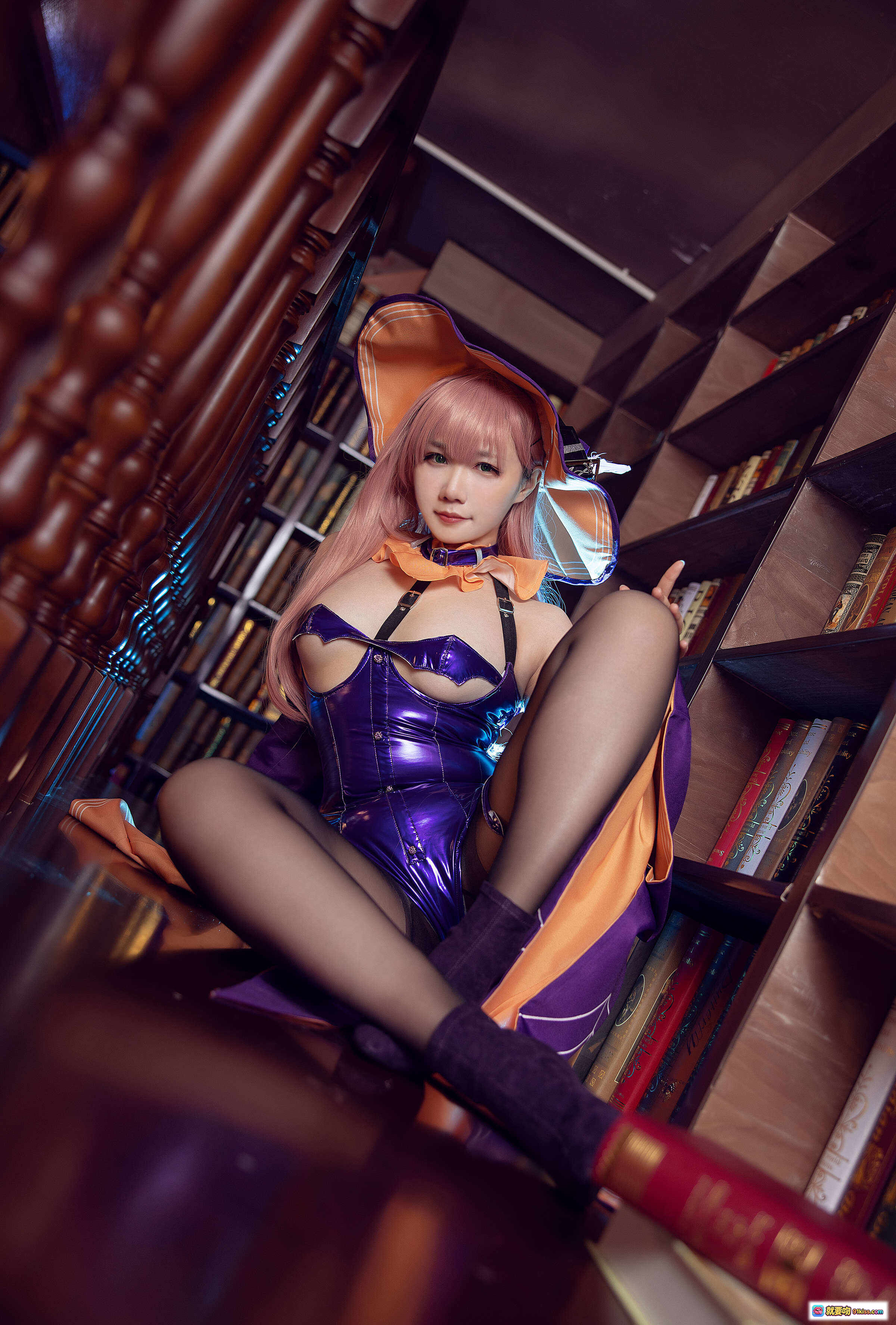 麻花酱NO.003孟菲斯Cosplay写真｜紫色亮面紧身衣+橙色兔耳帽+黑丝美腿｜图书馆场景40P高清图集 - 就要吻