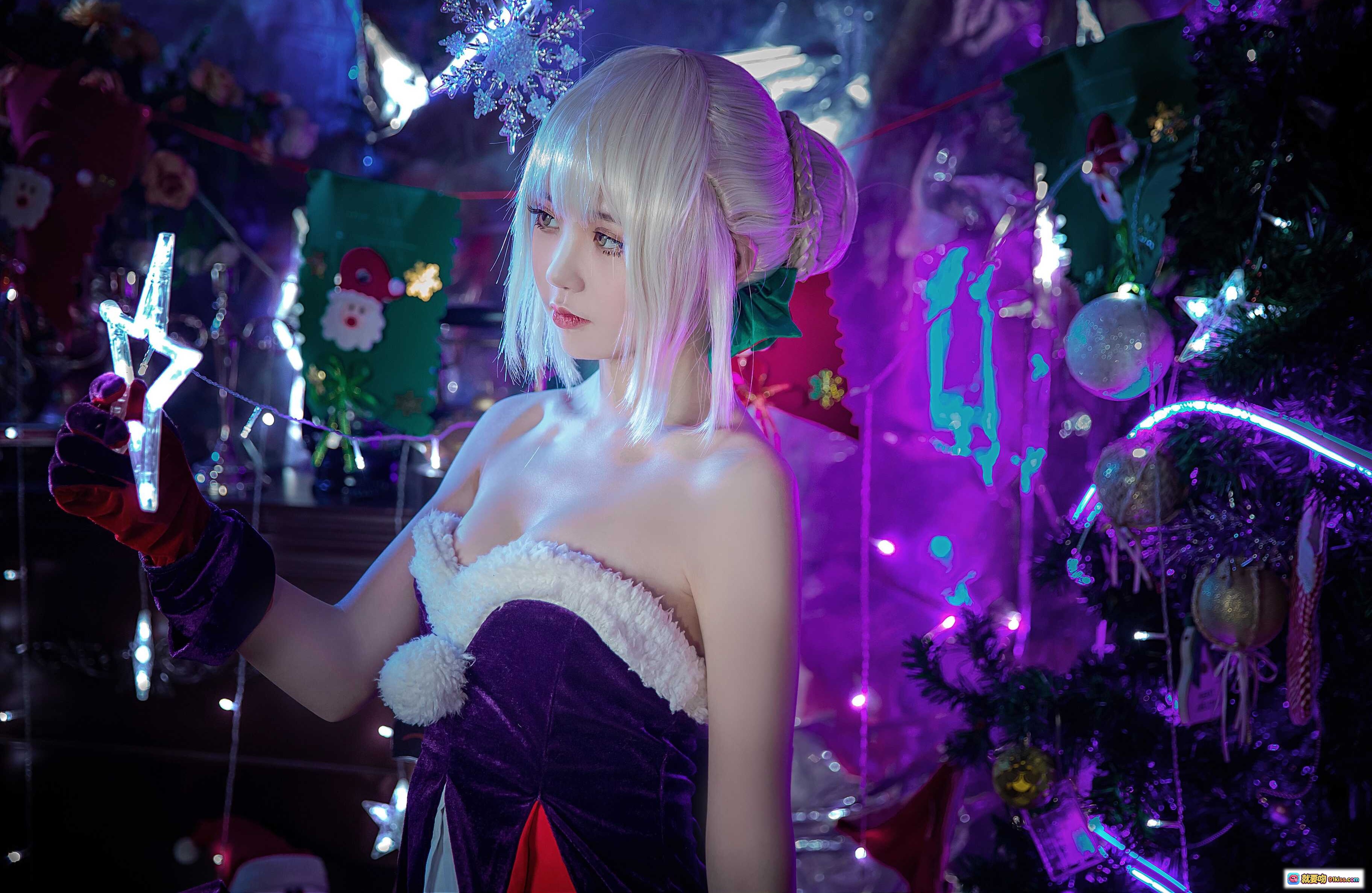 图片[2] - 阿尔托莉雅圣诞Alter Cosplay美图｜紫色梦幻灯光+圣诞装饰+华丽服饰+精致妆容+节日氛围感 - 就要吻