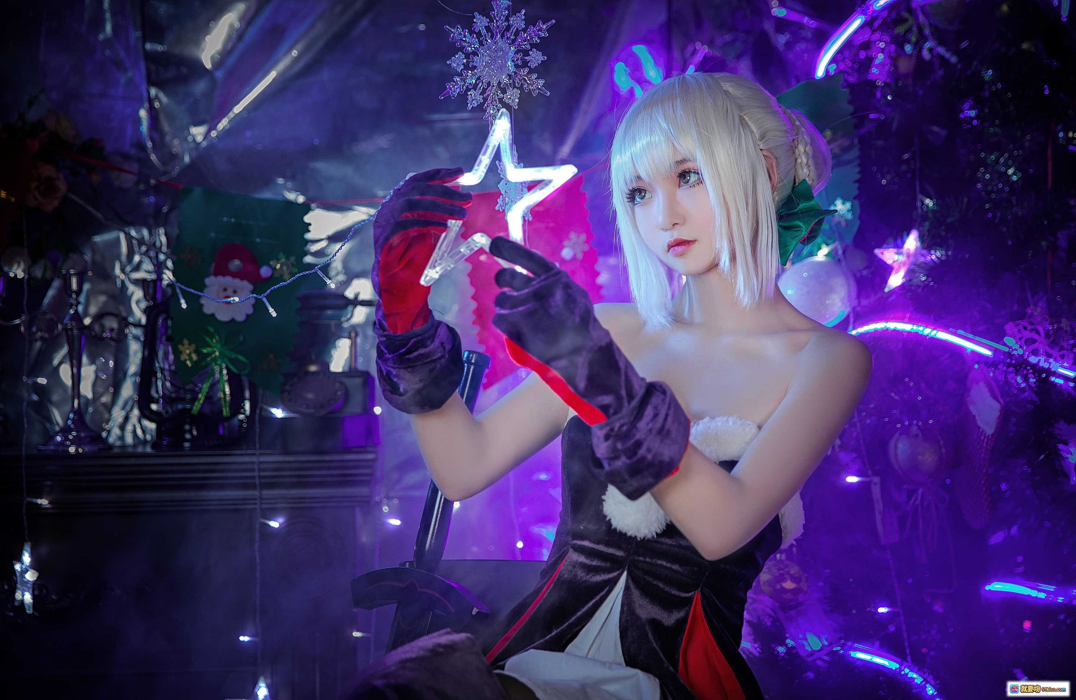 图片[5] - 阿尔托莉雅圣诞Alter Cosplay美图｜紫色梦幻灯光+圣诞装饰+华丽服饰+精致妆容+节日氛围感 - 就要吻