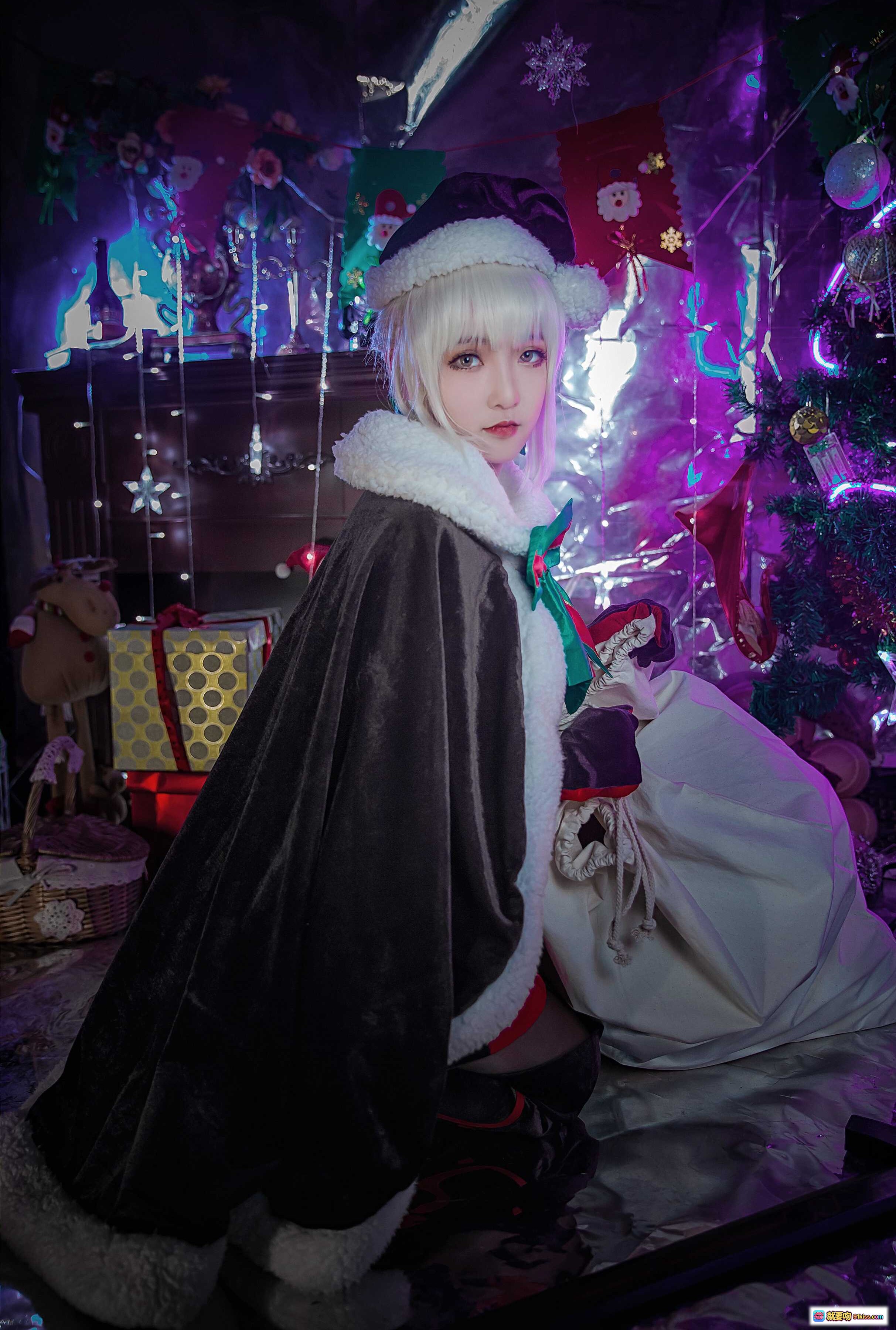 图片[4] - 阿尔托莉雅圣诞Alter Cosplay美图｜紫色梦幻灯光+圣诞装饰+华丽服饰+精致妆容+节日氛围感 - 就要吻